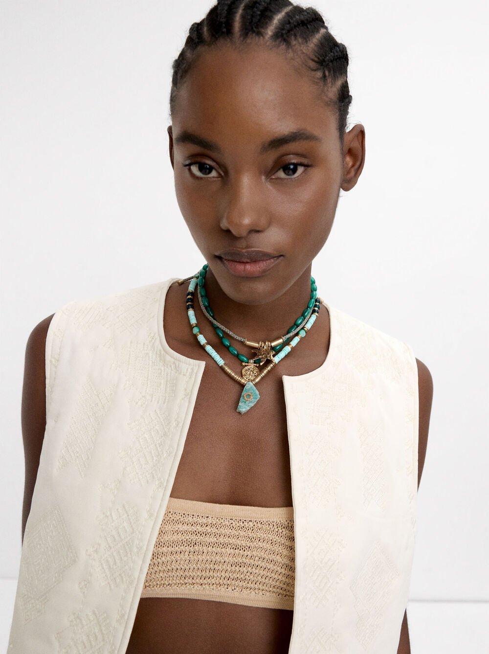 Set of short necklaces with stones