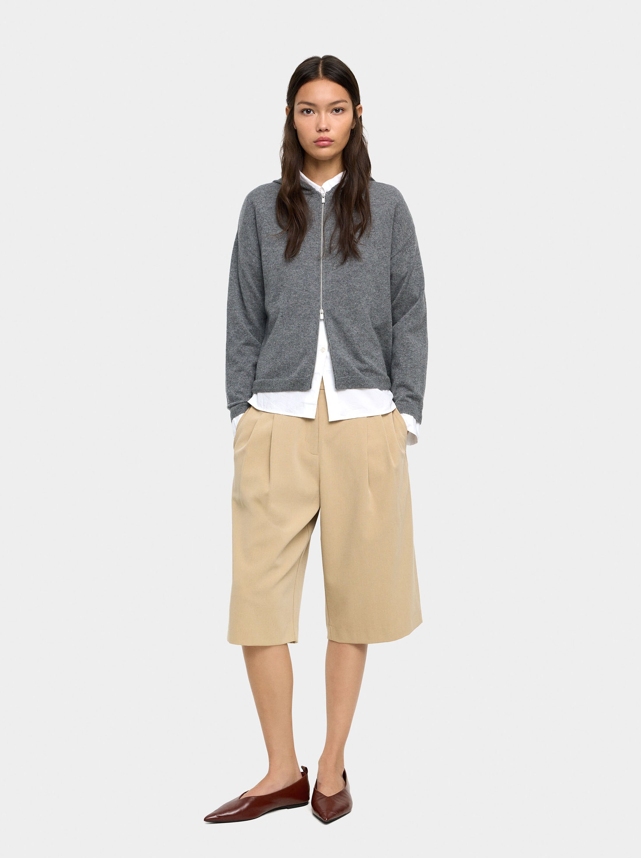 Pleated bermudas image number 1.0