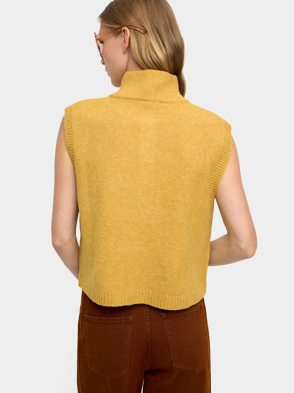 Knit vest with zipper closure