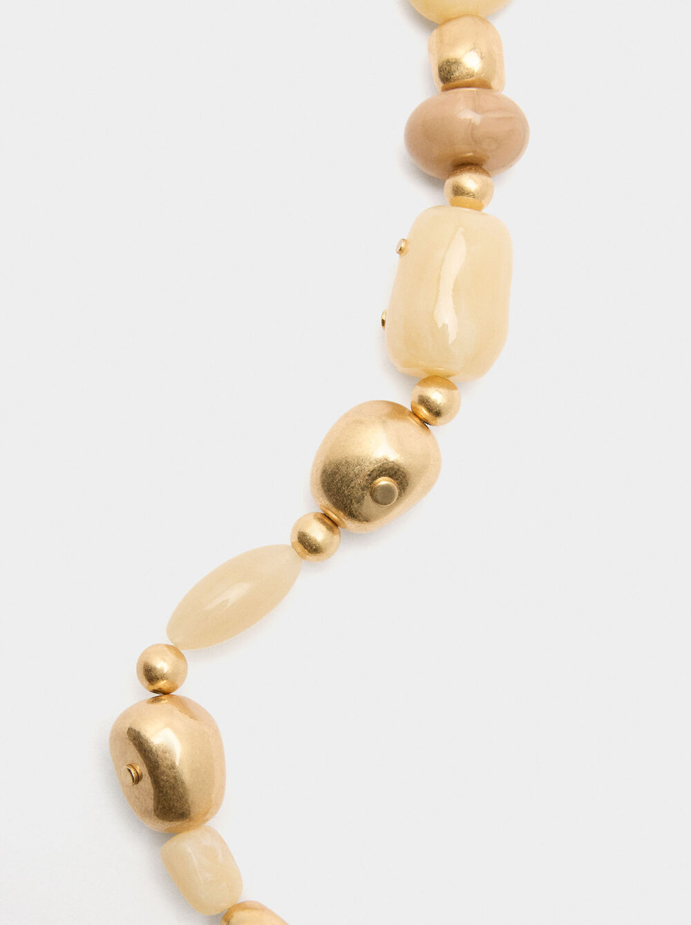 Short necklace with beads