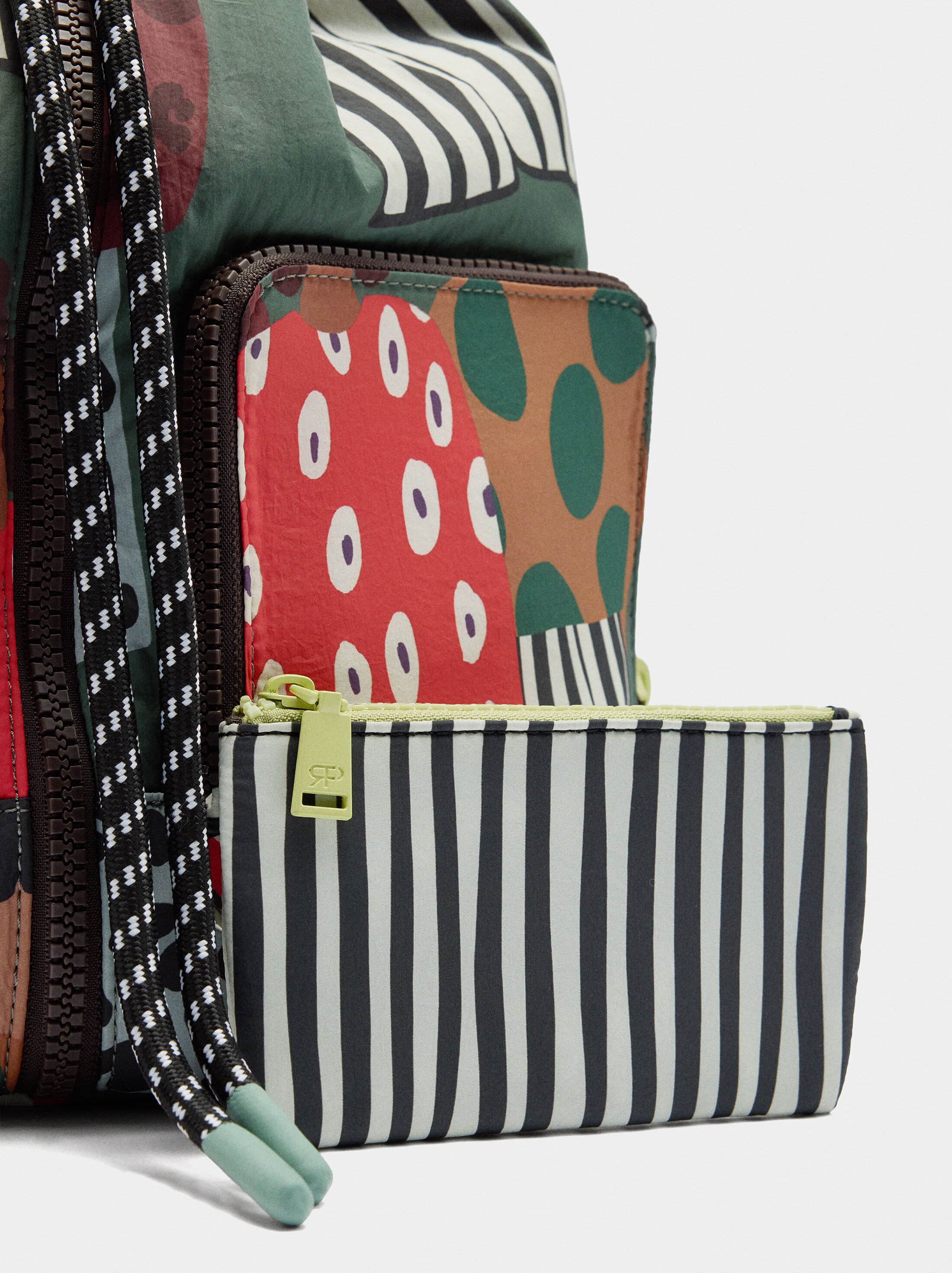 Motxilla estampada de niló amb penjoll image number 2.0