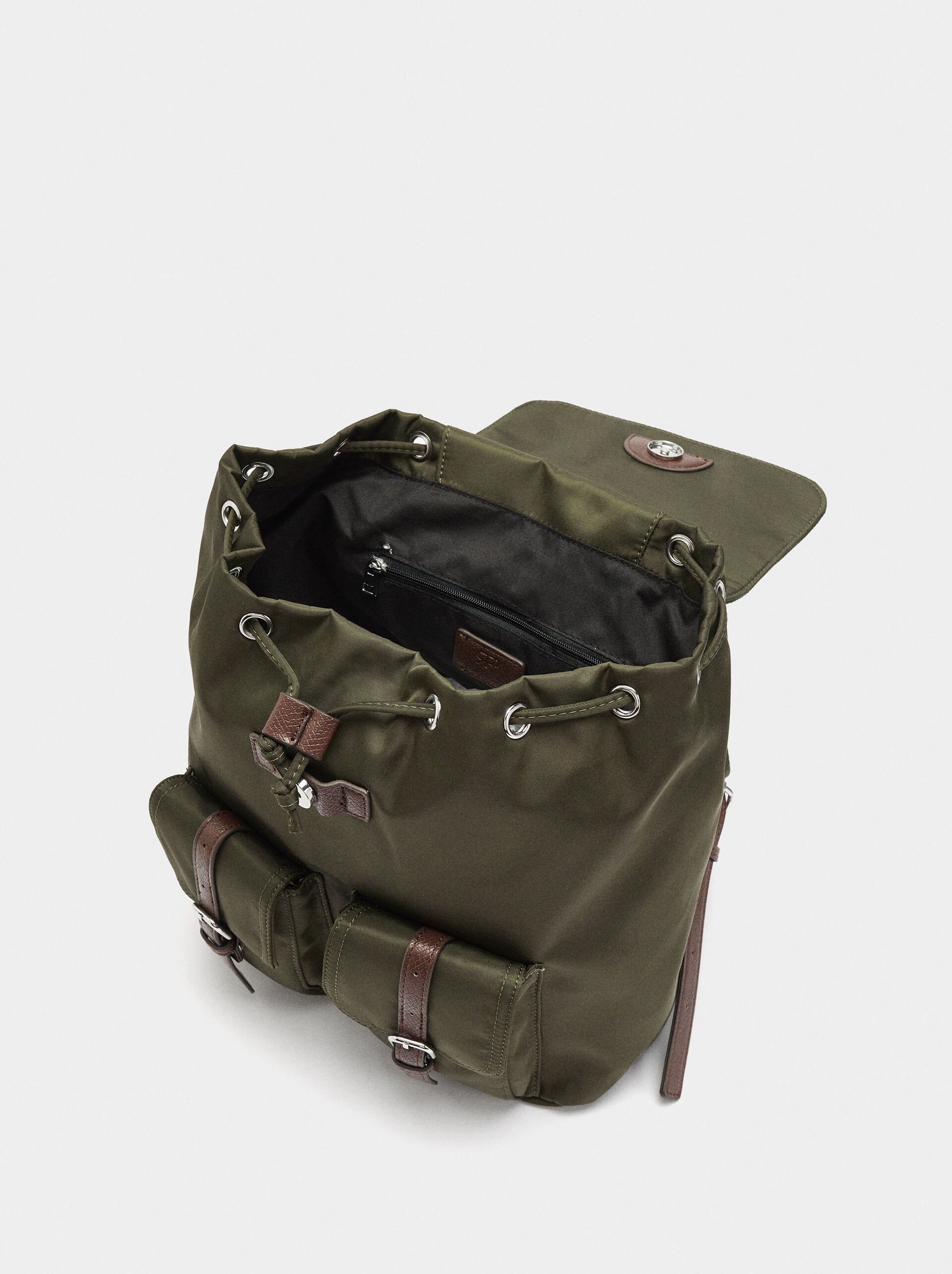 Mochila de nylon con colgante image number 3.0