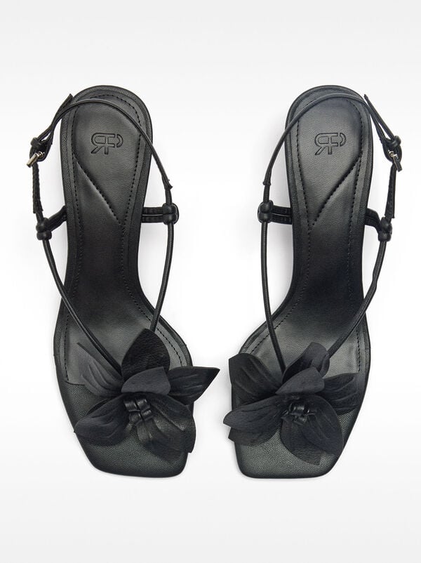 Heeled sandals with flower