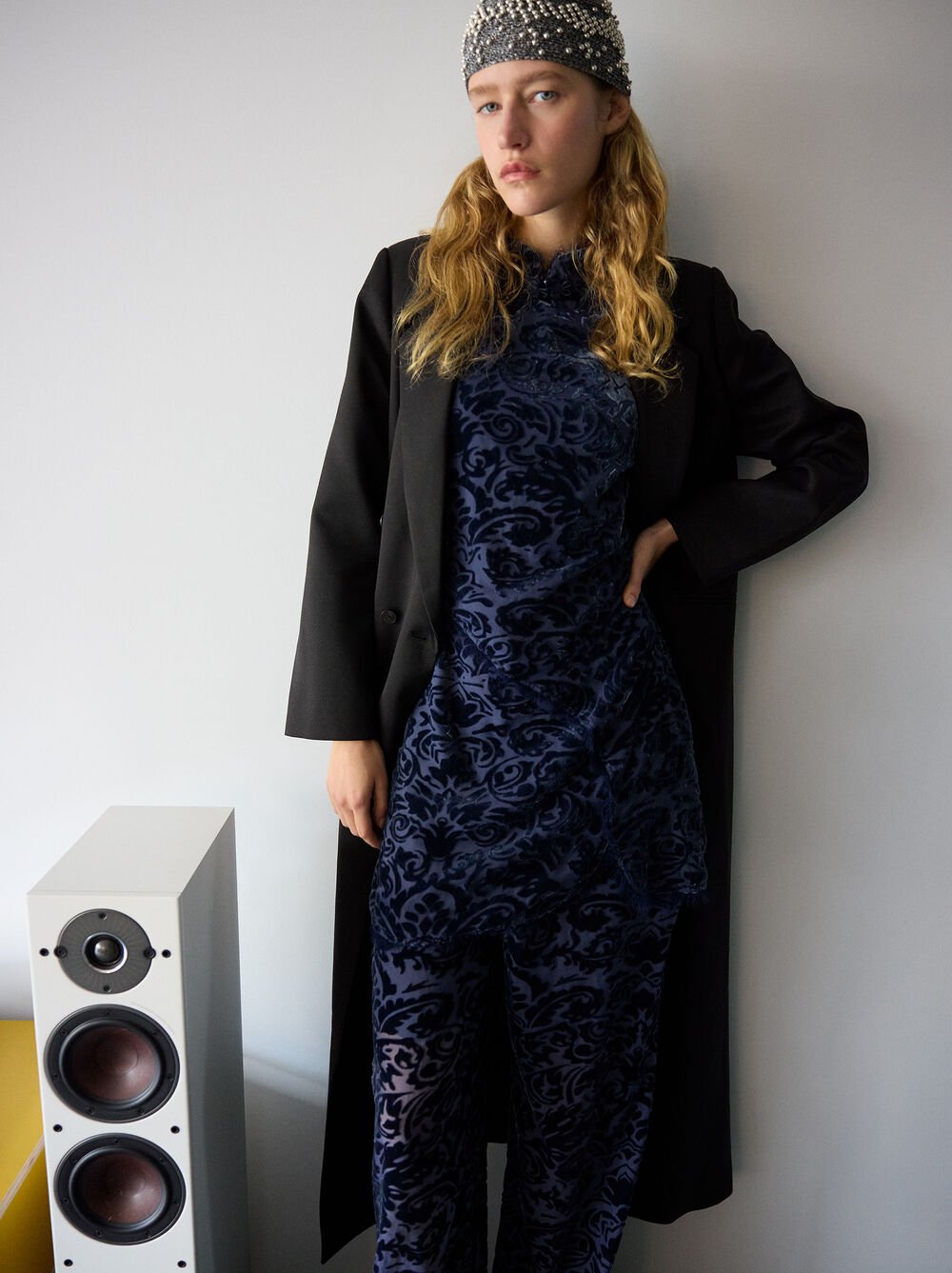 Kurzes Jacquardkleid mit Blattmuster