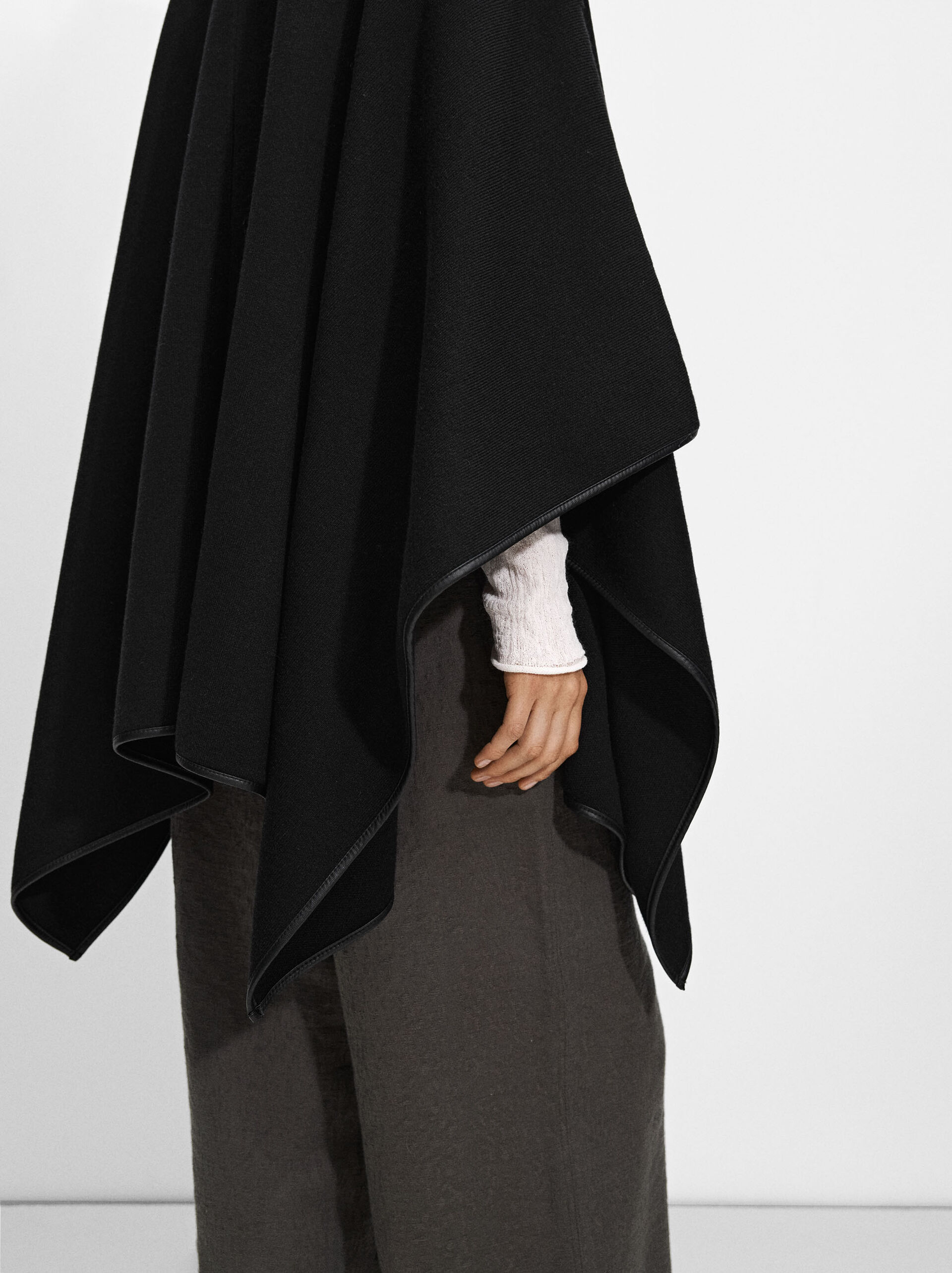 Poncho in maglia dettaglio cucitura  image number 4.0