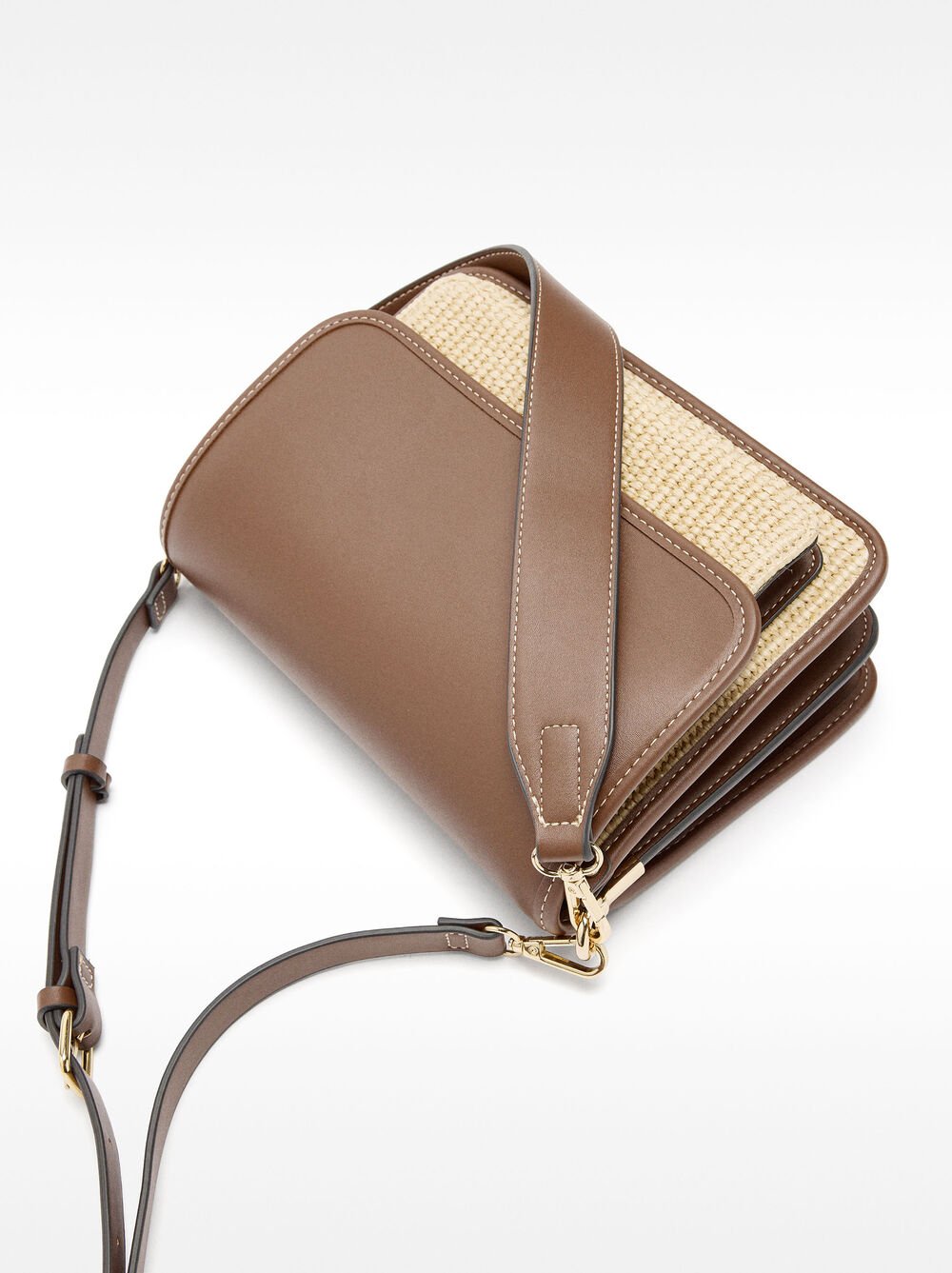 Crossbody bag with straw effect and flap
