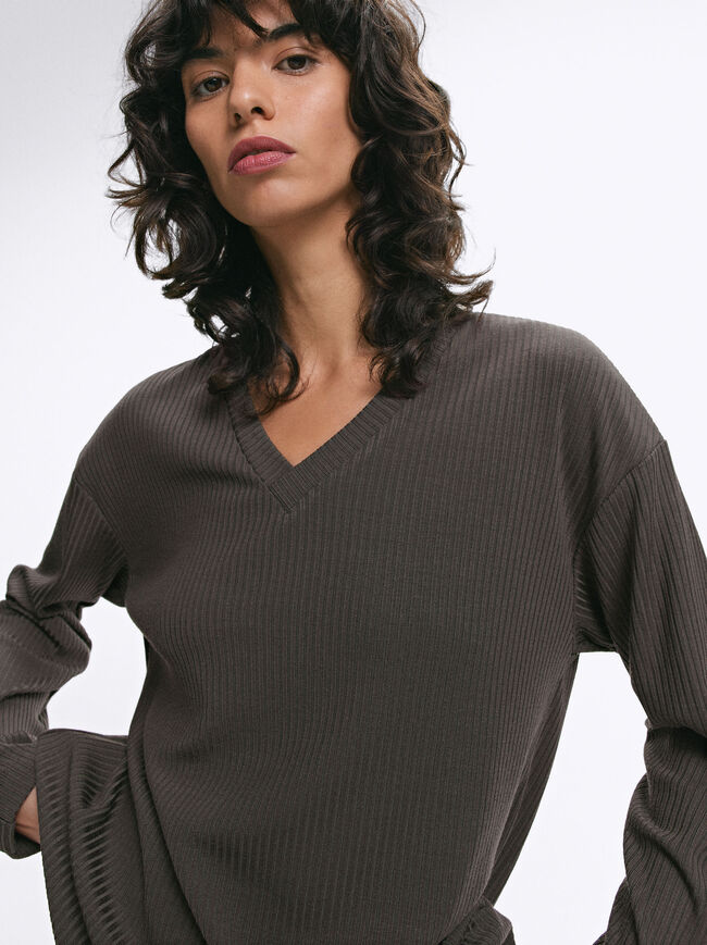  V-Neck Sweater image number 4.0