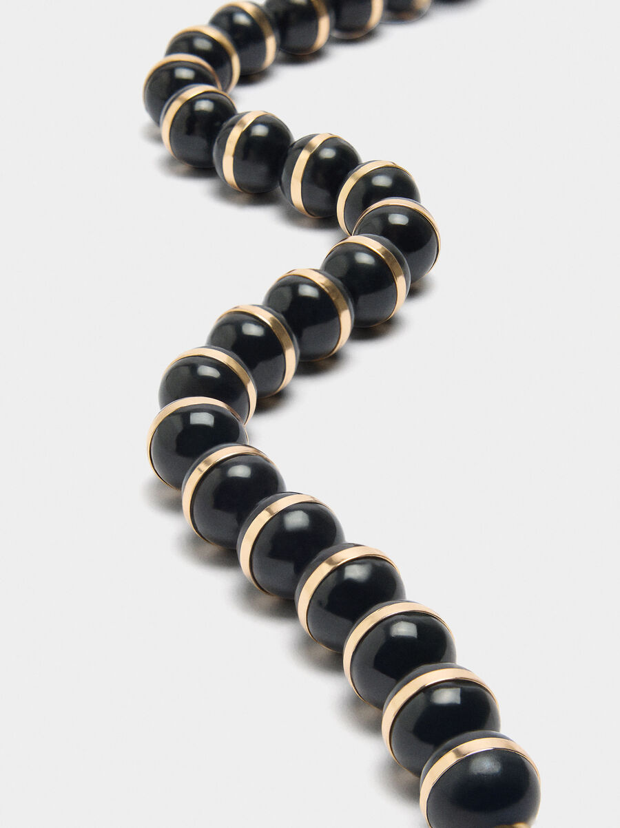 Short necklace with beads