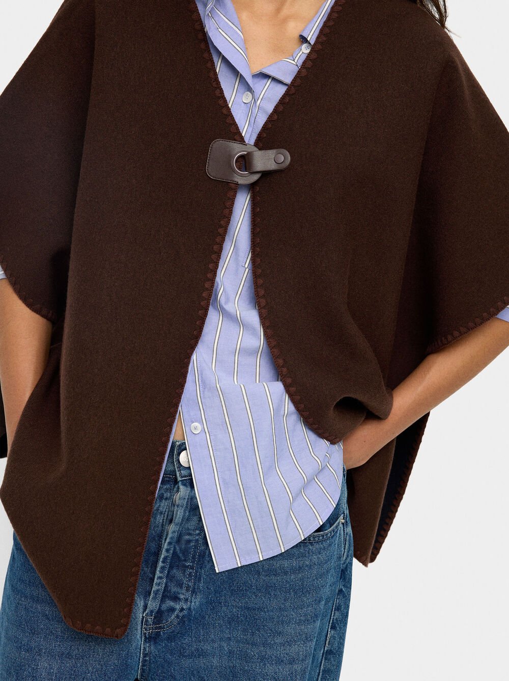 Poncho de malha com fivela