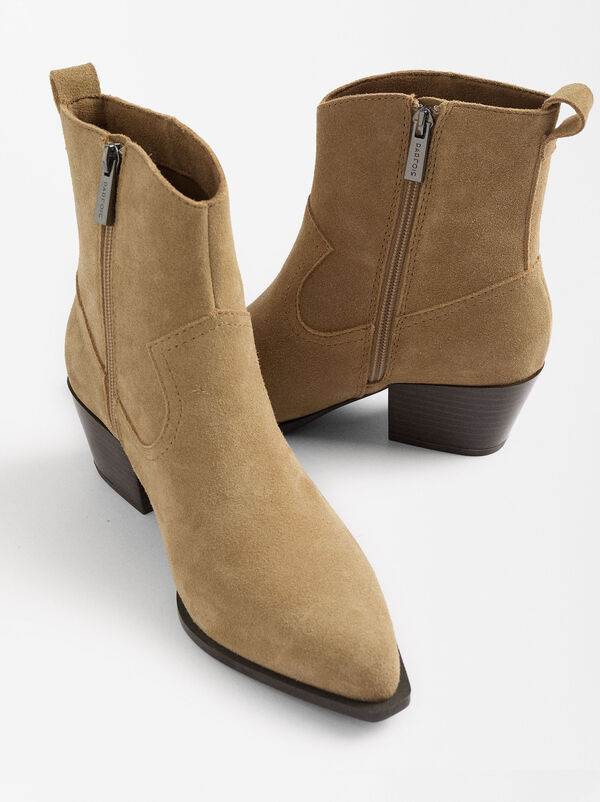 Cowboy leather ankle boots with stitching
