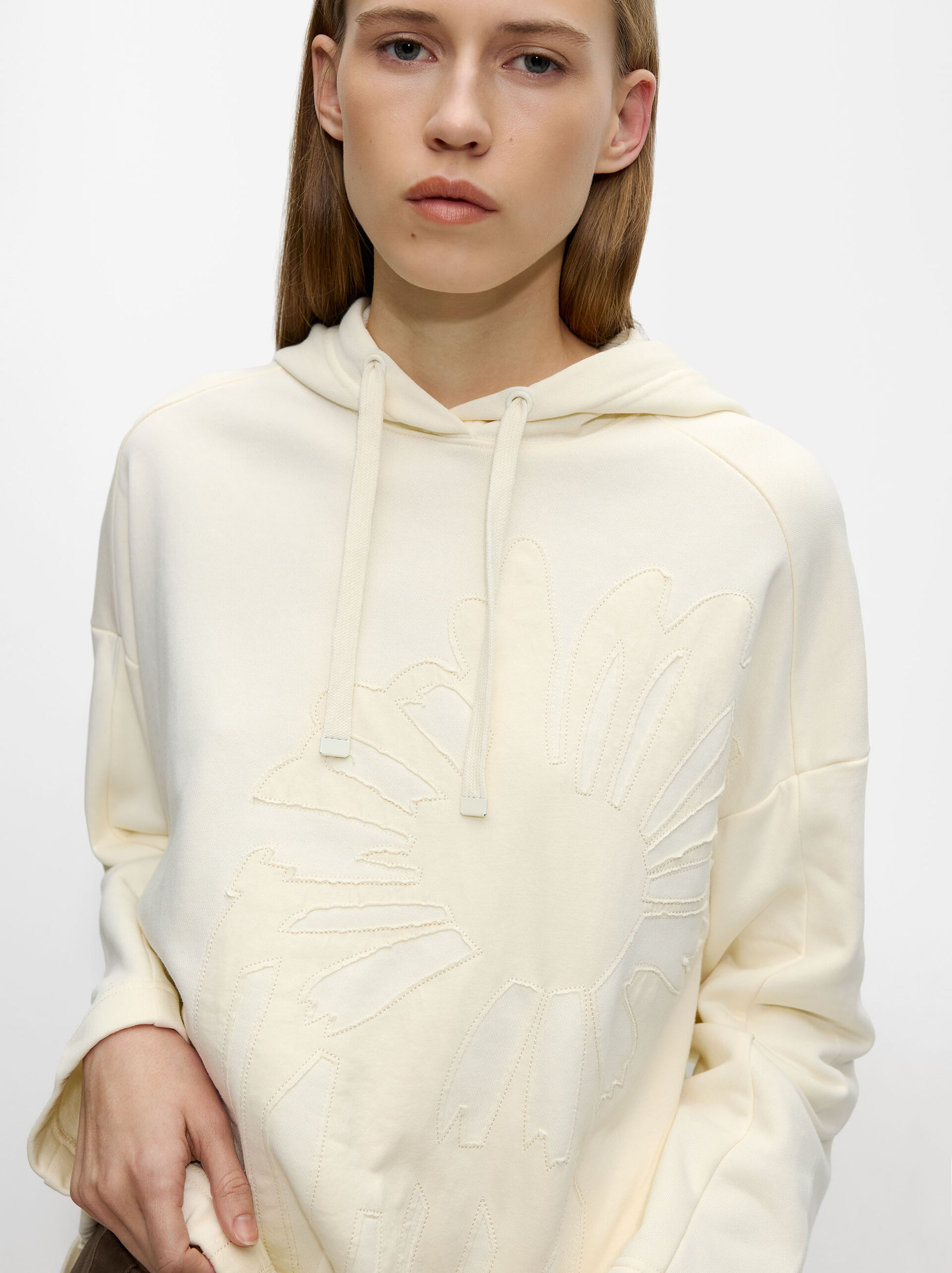 Sweatshirt with daisy patch image number 4.0