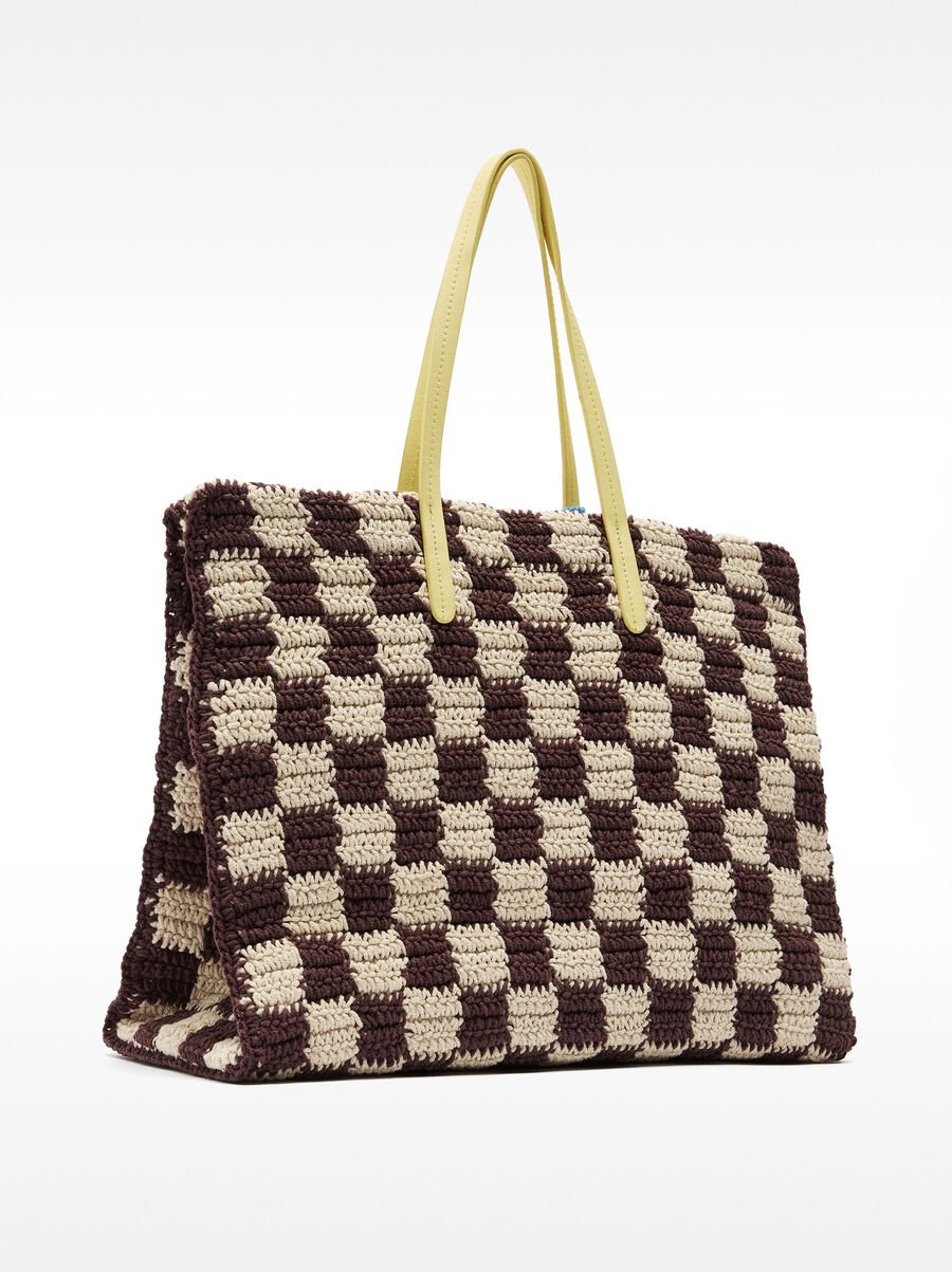 Bolso shopper de crochet con colgante