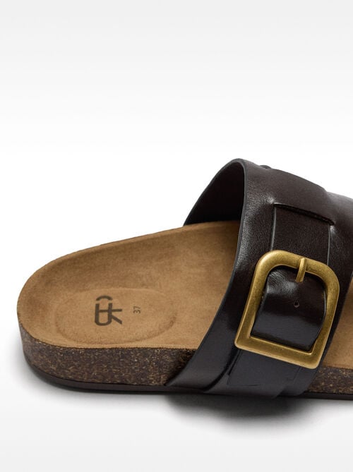 Flat leather sandals with buckle