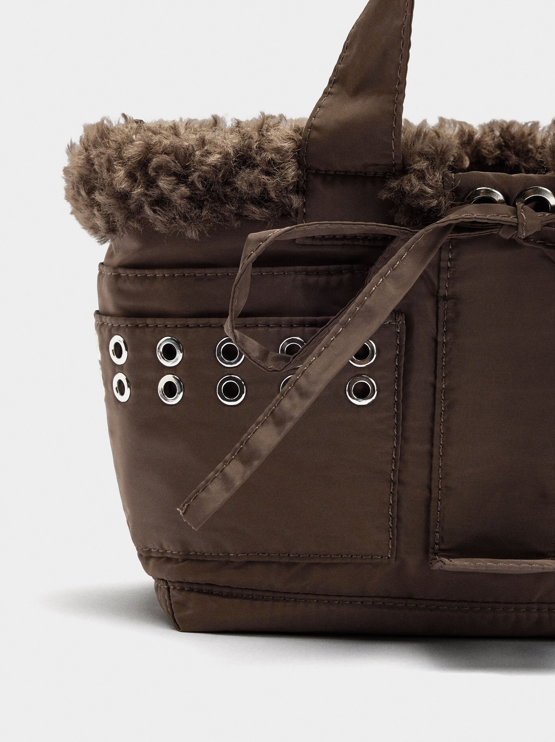Tote-Tasche aus Nylon mit Rand in Felloptik image number 1.0