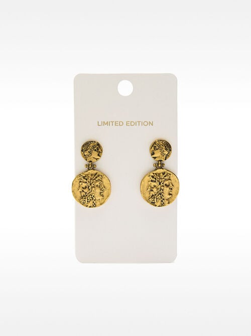 Pendientes con medallas y efecto envejecido