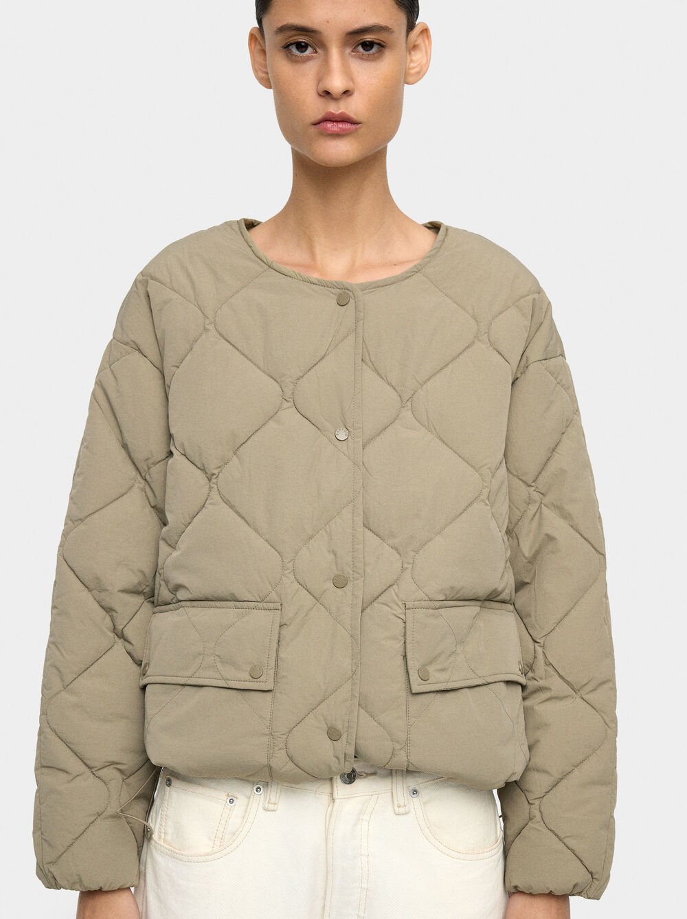 Abrigo acolchado con capucha extraíble