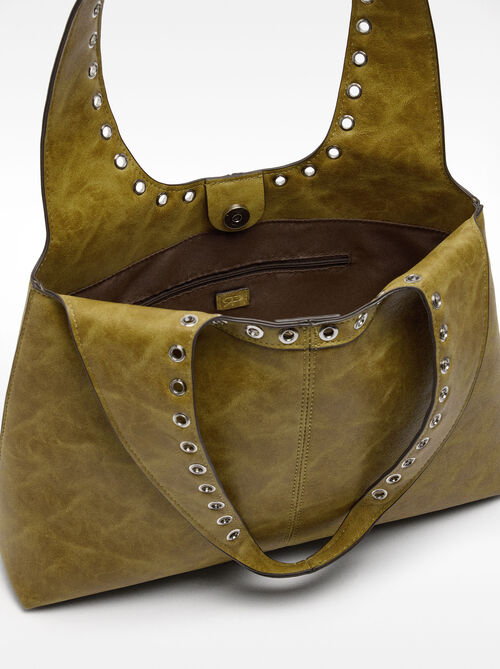 Bolso de hombro efecto craquelado con tachuelas