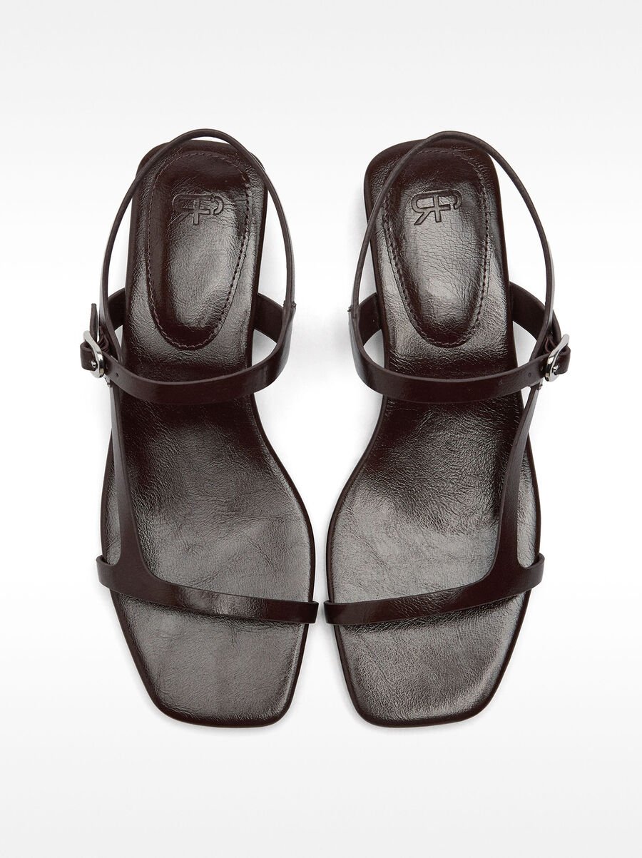 Sandalen mit Absatz und feinen Riemen