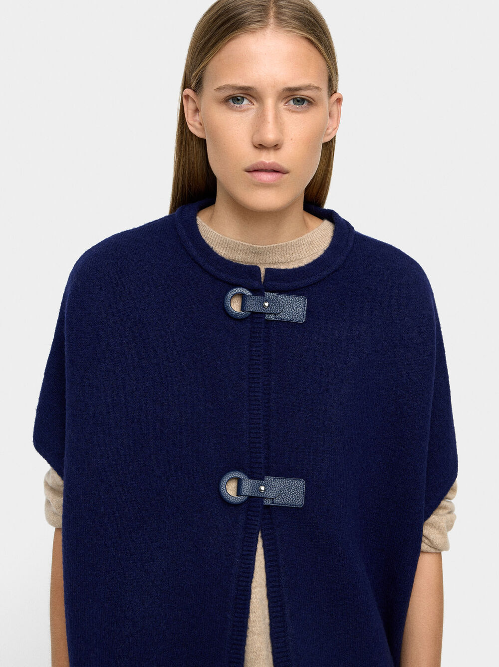 Poncho de malha com fivelas
