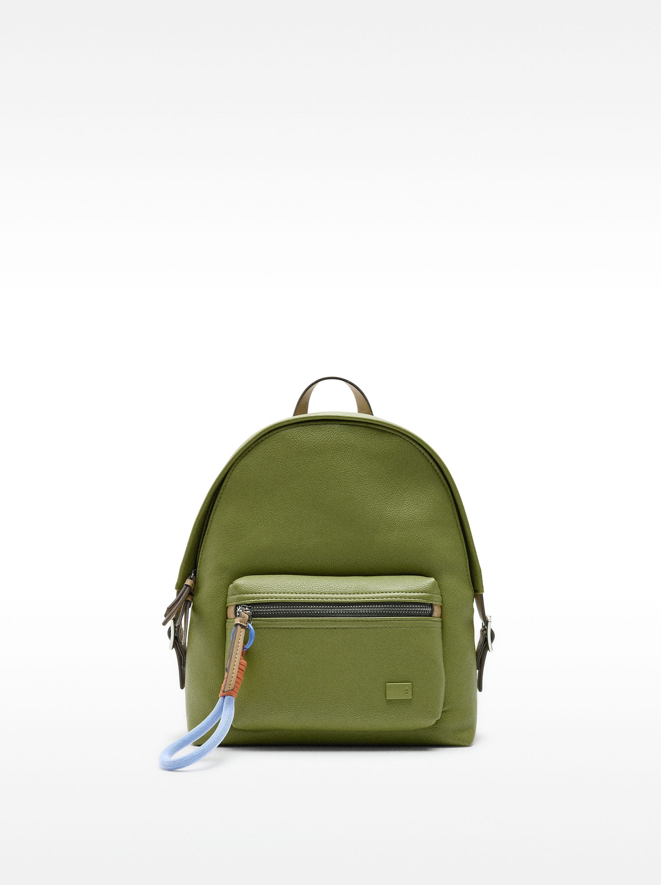 Mochila con textura y colgante image number 0.0
