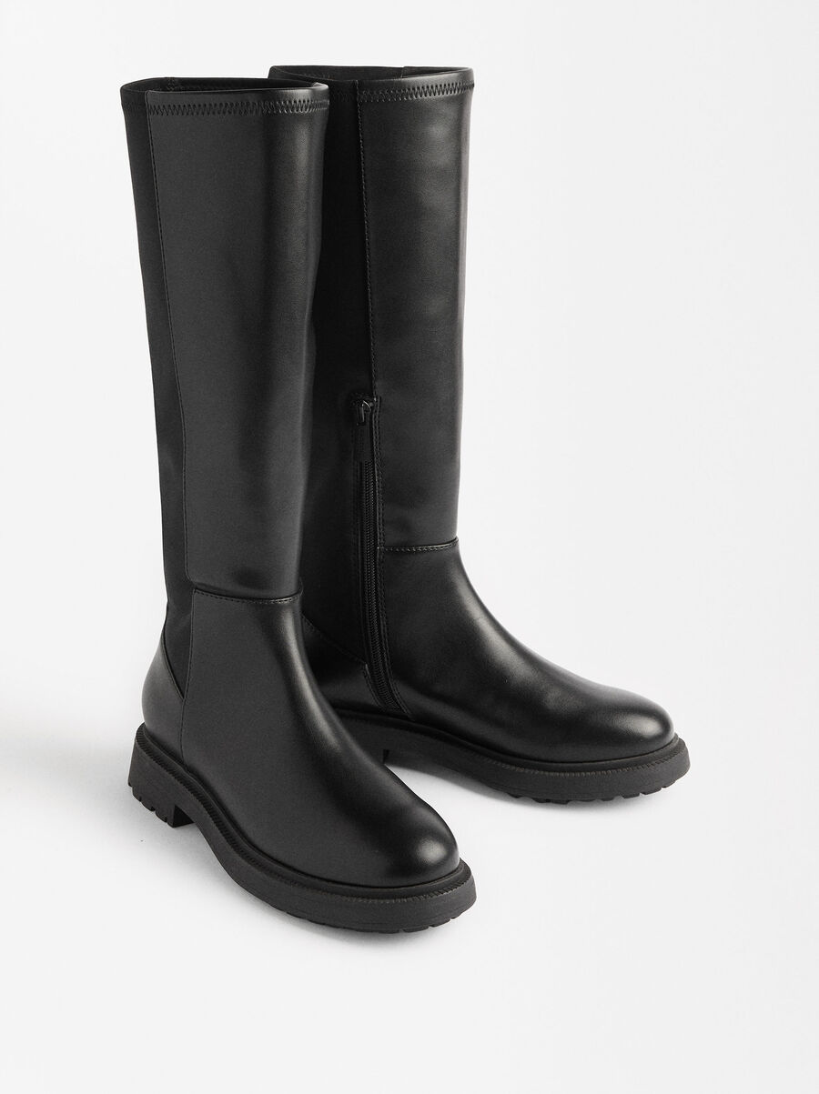 Flat high boots