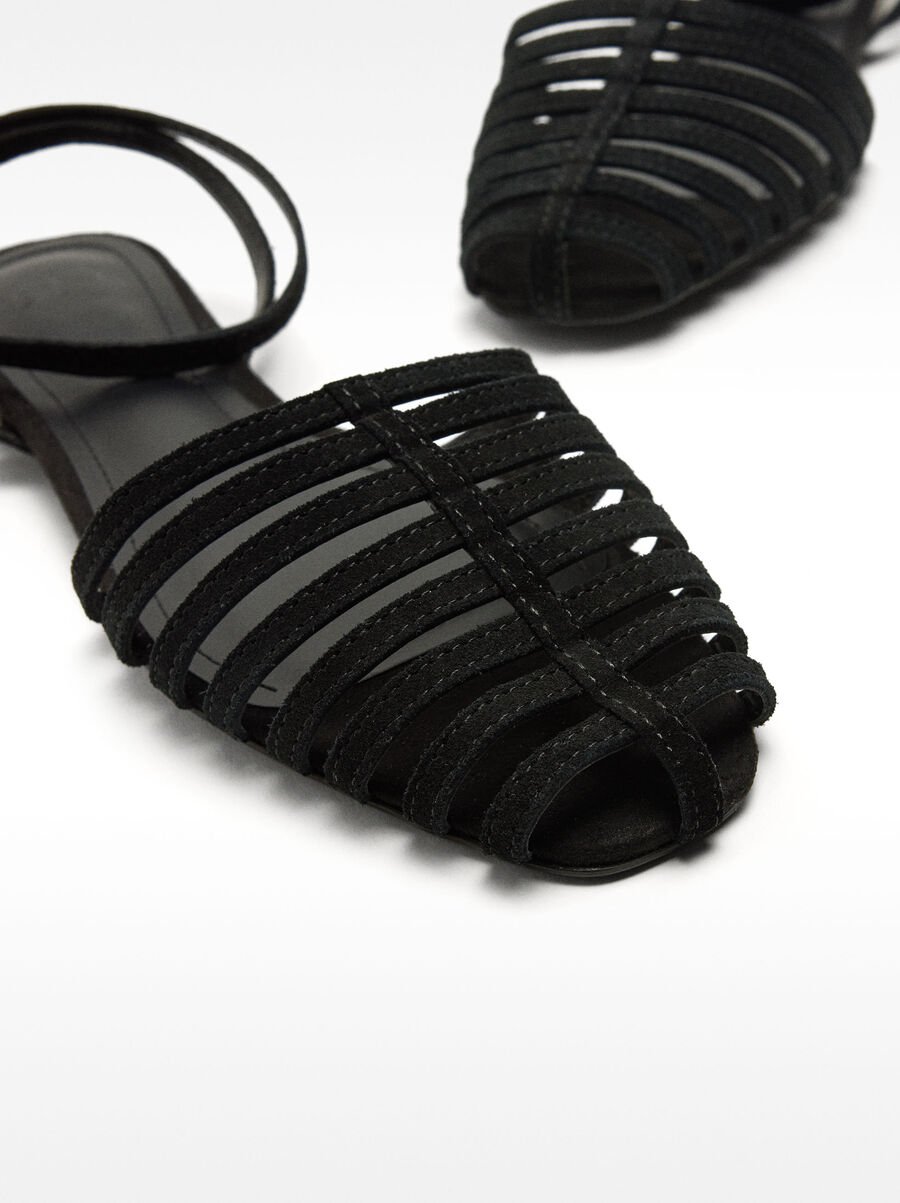 Flat leather sandals with straps
