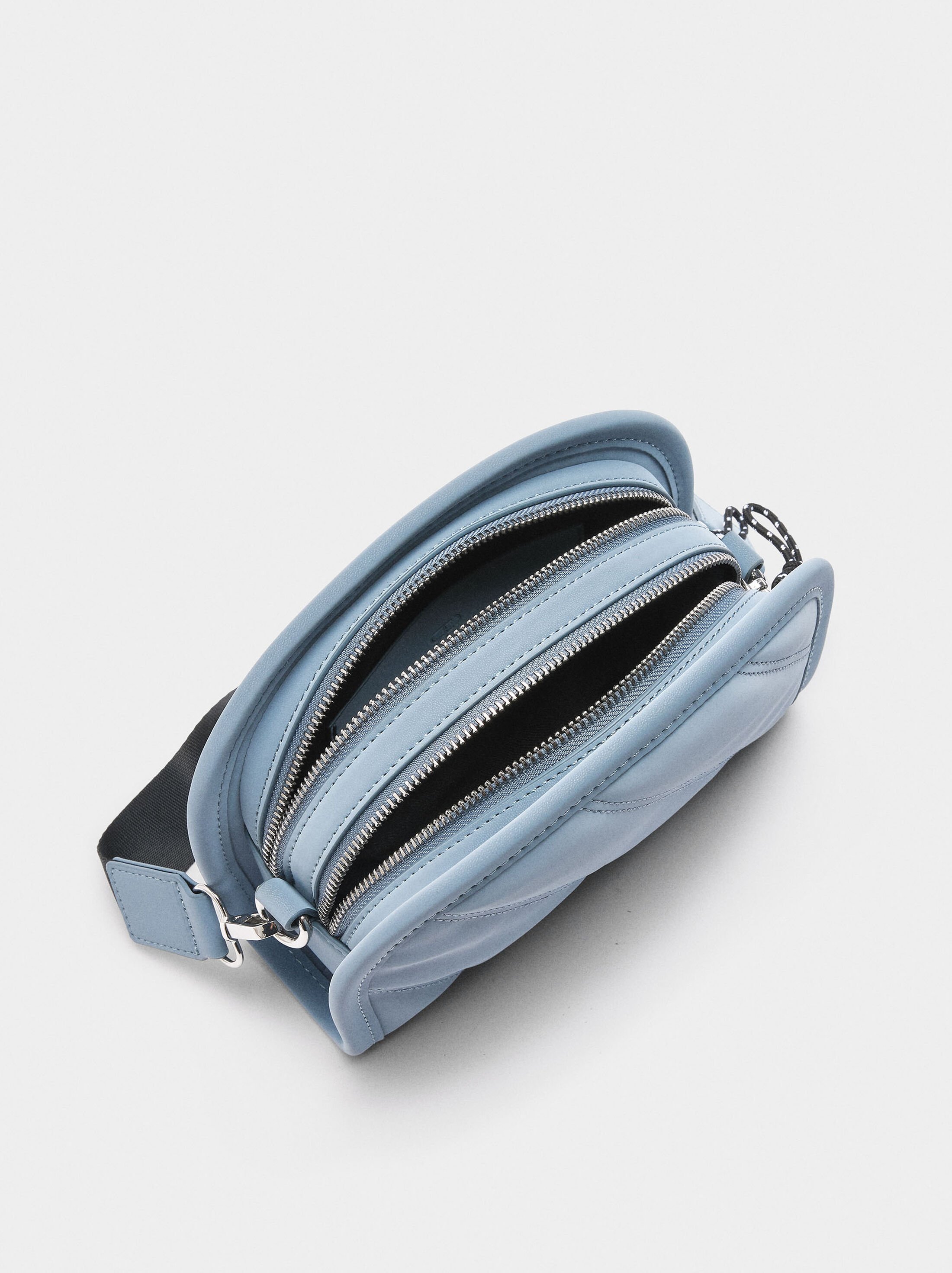 Bossa bandolera amb textura suau i penjoll image number 4.0