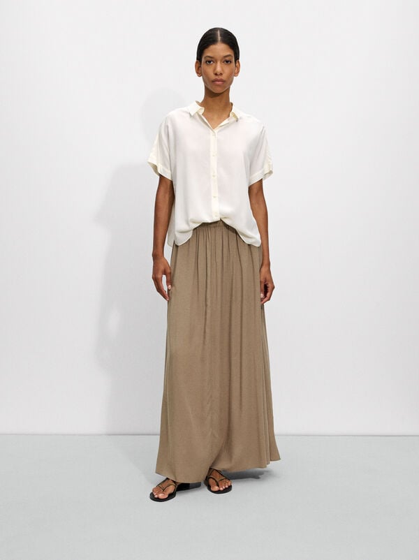 Flowing shirt with buttons