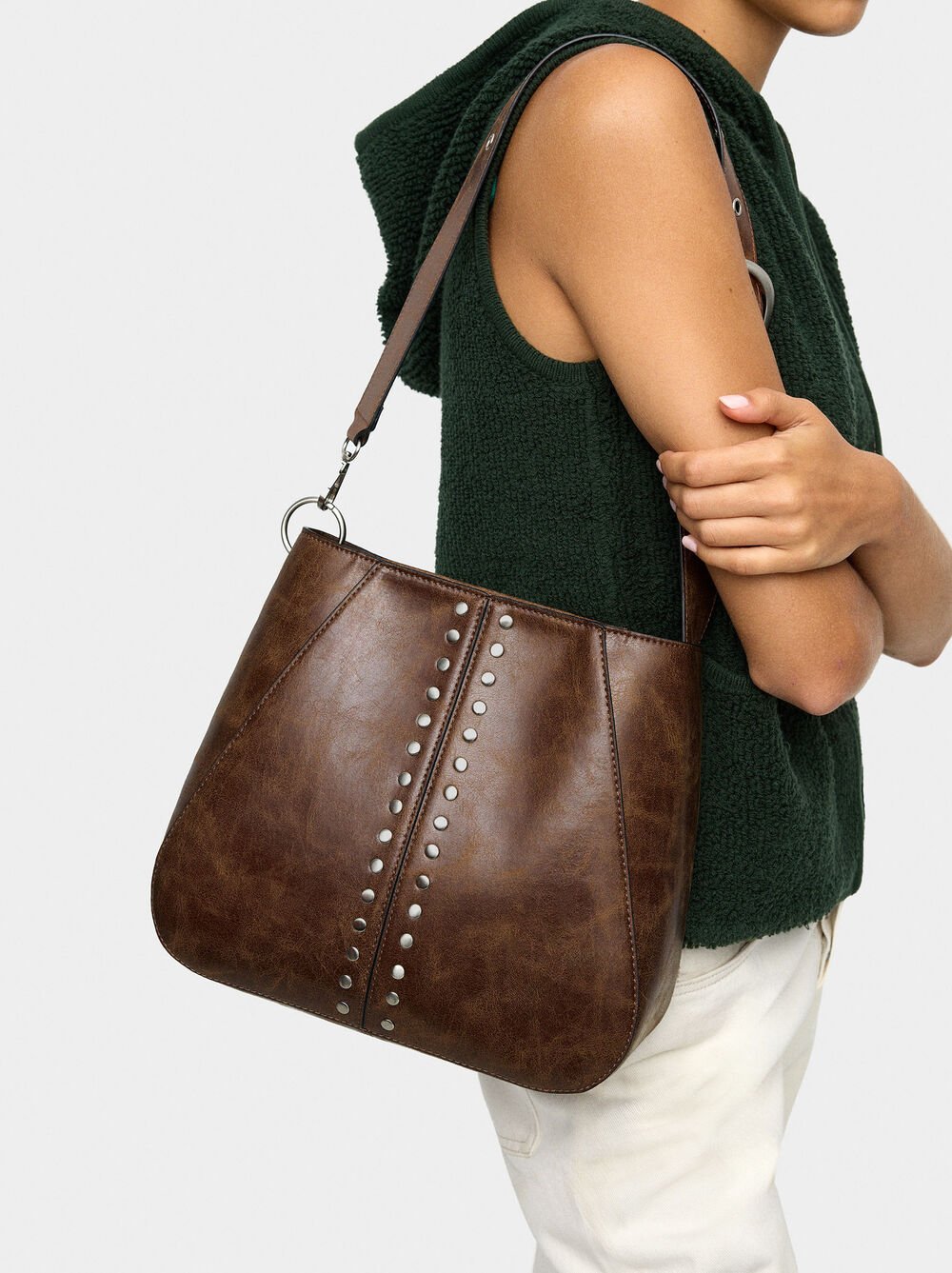 Bolso de hombro con tachuelas