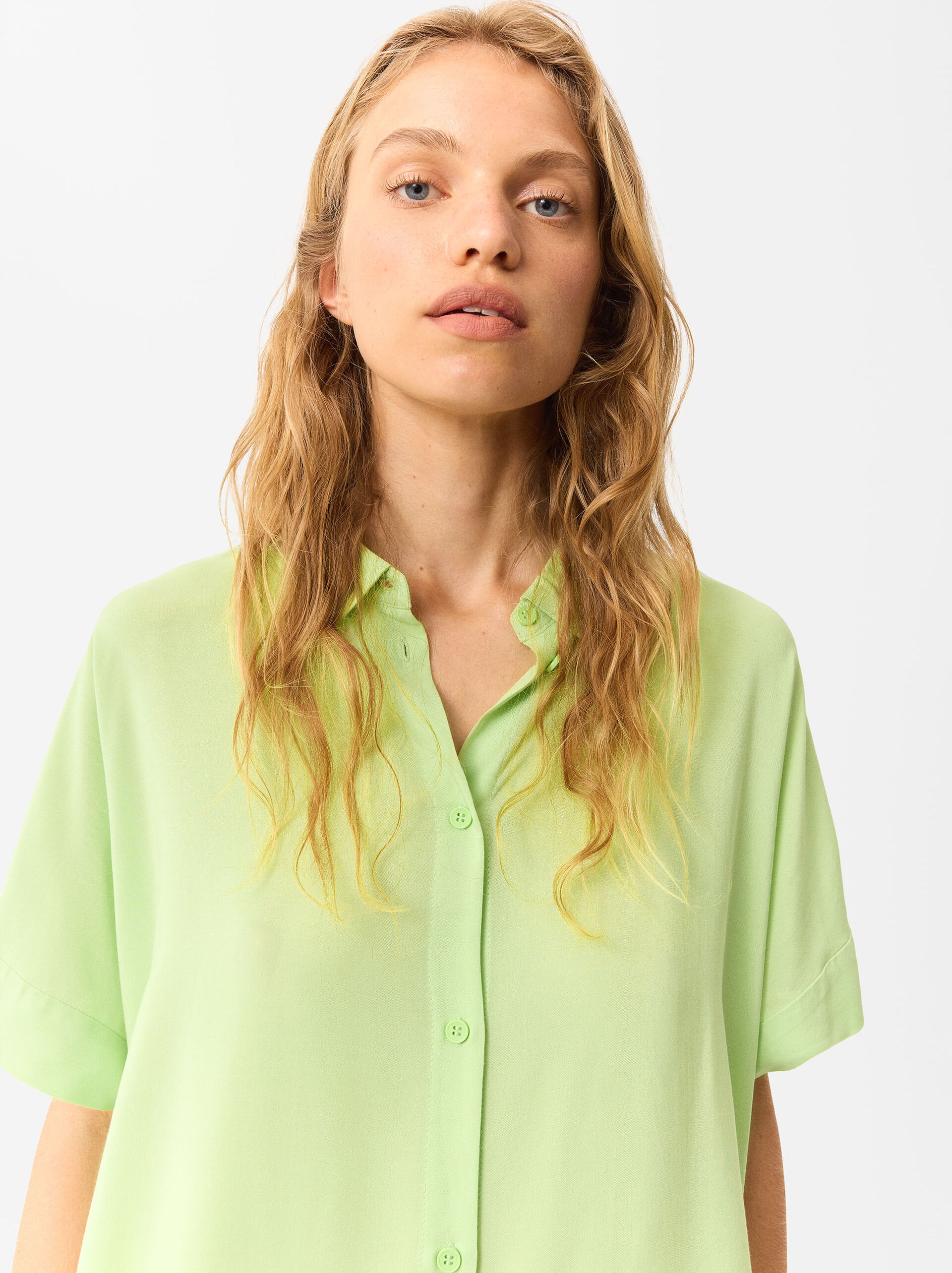 Short-Sleeved Shirt With Buttons image number 4.0
