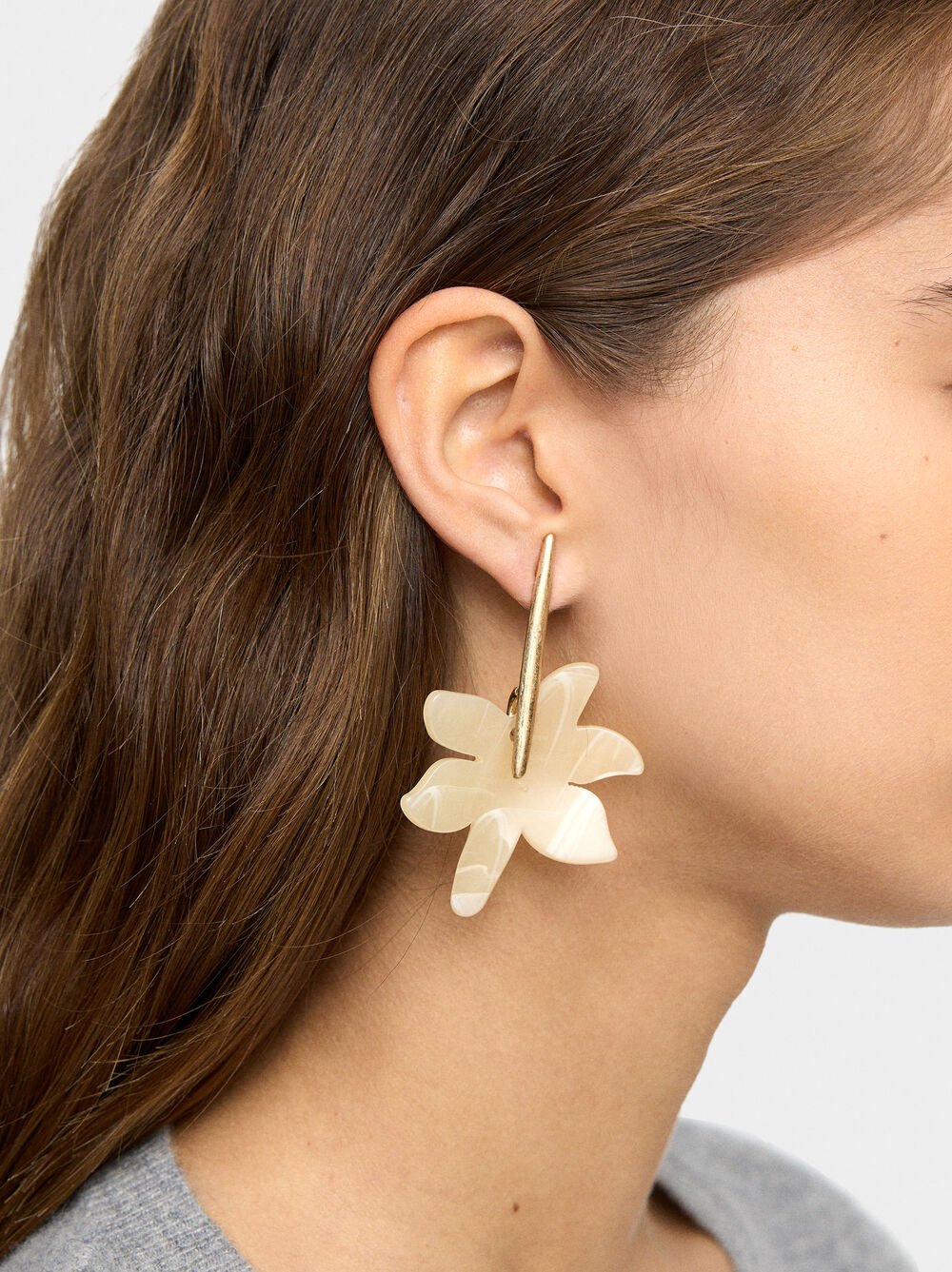 Long earrings with pearly flower