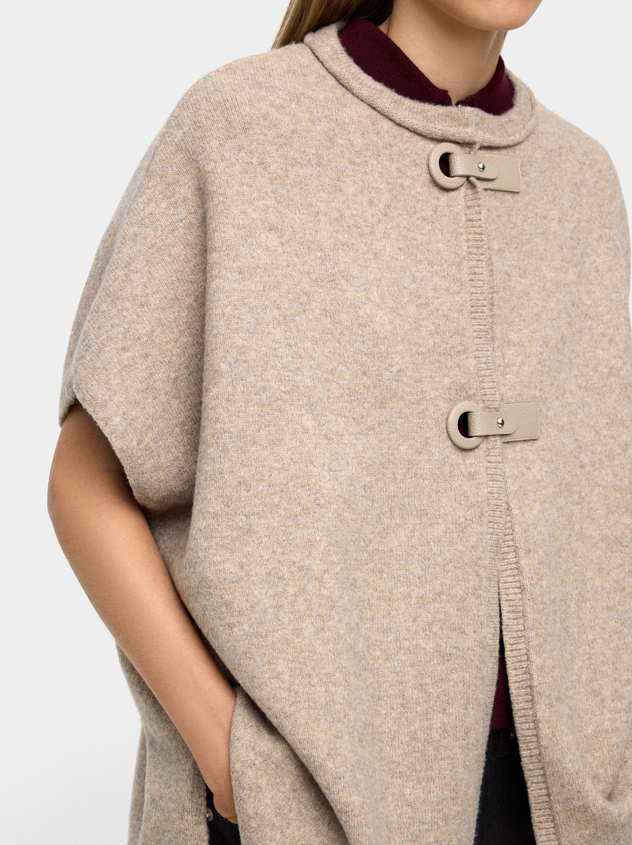 Poncho de punto con hebillas image number 5.0