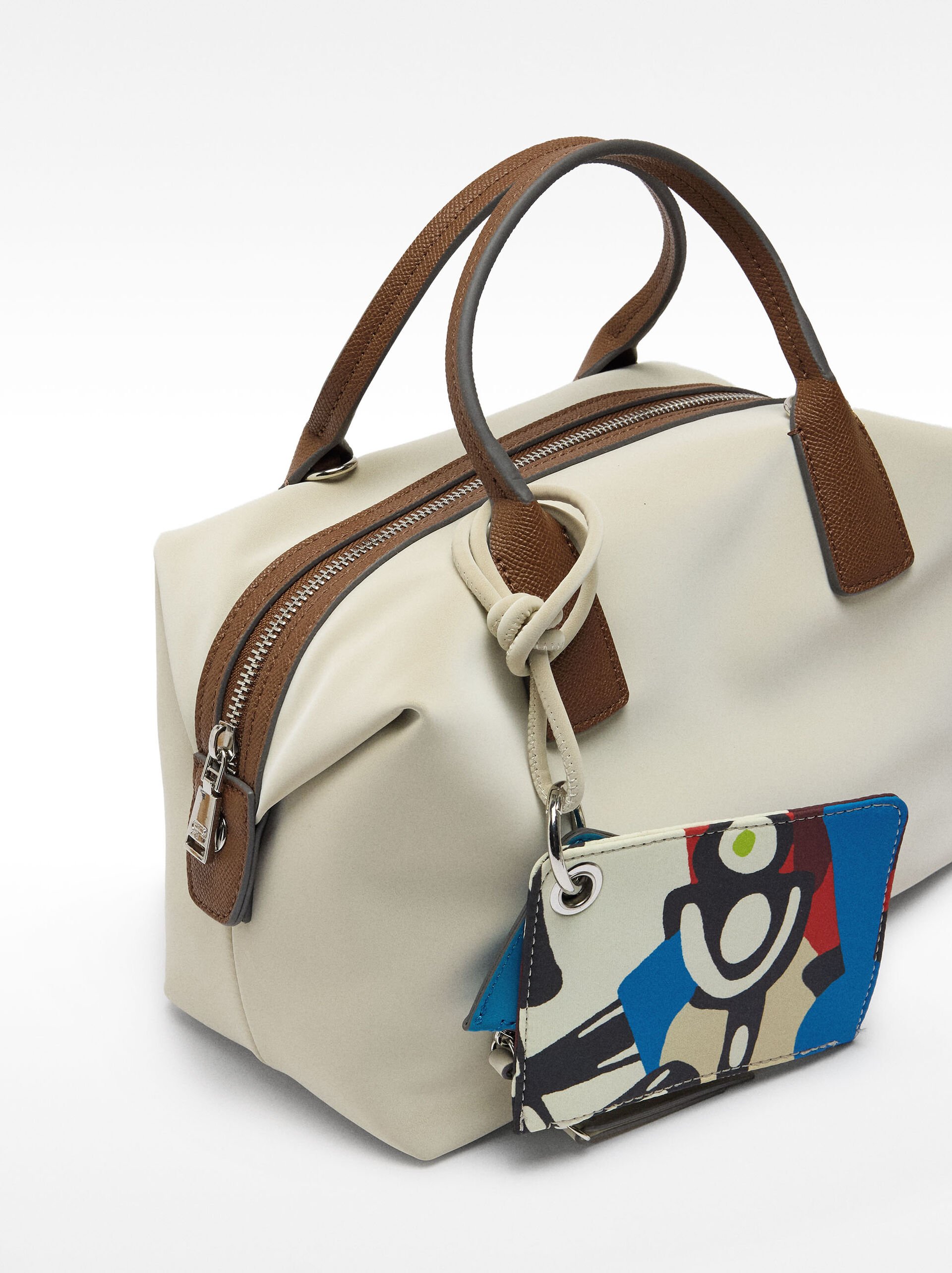 Tote-Tasche mit weicher Textur und Anhänger M image number 2.0