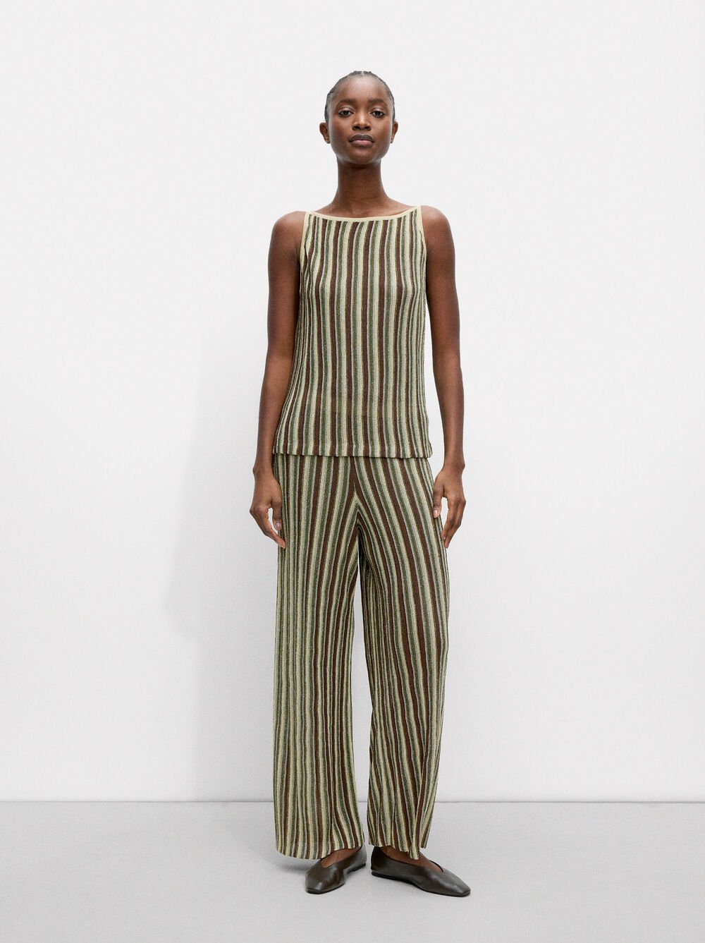 Ribbed pants with shiny effect
