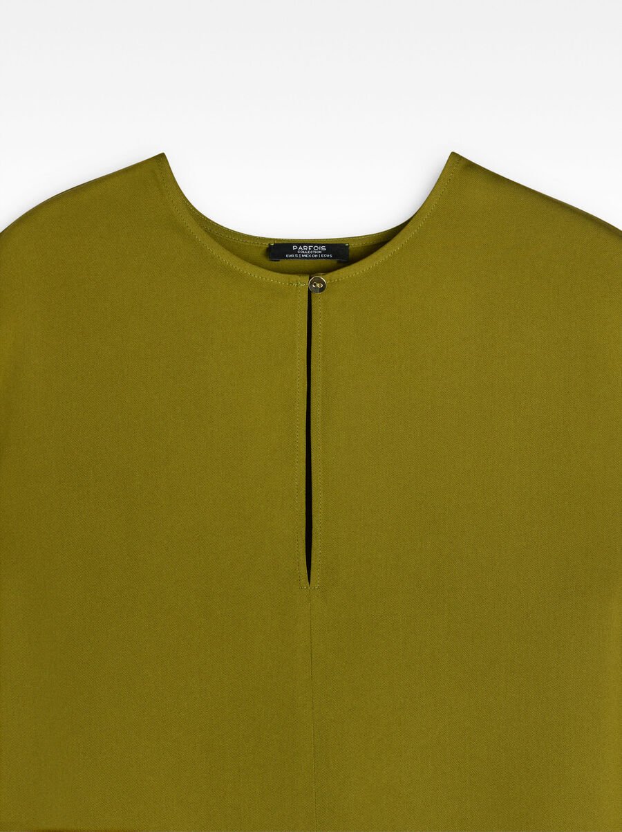 Plain top with button