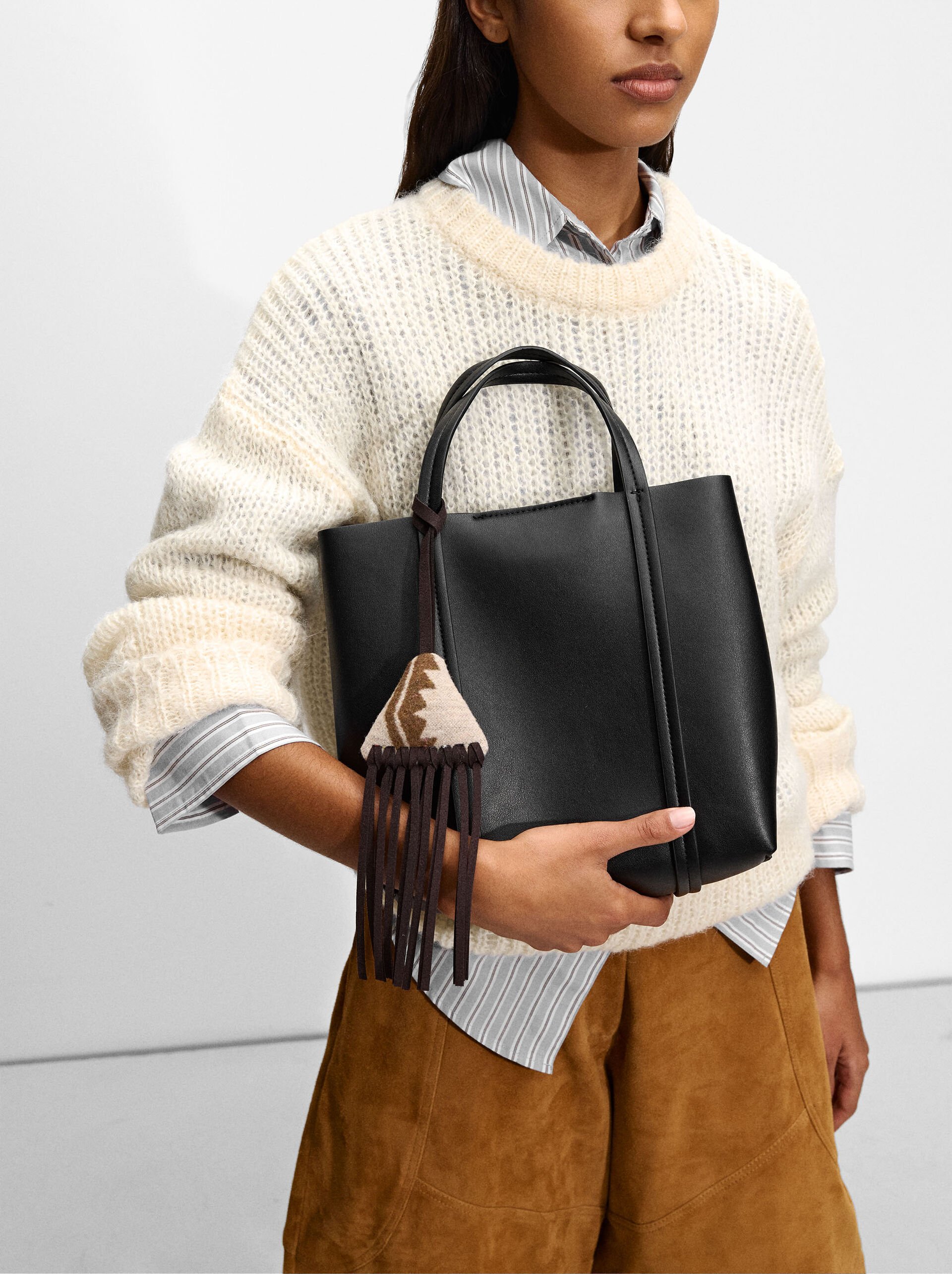 Tote bag with wool pendant image number 1.0