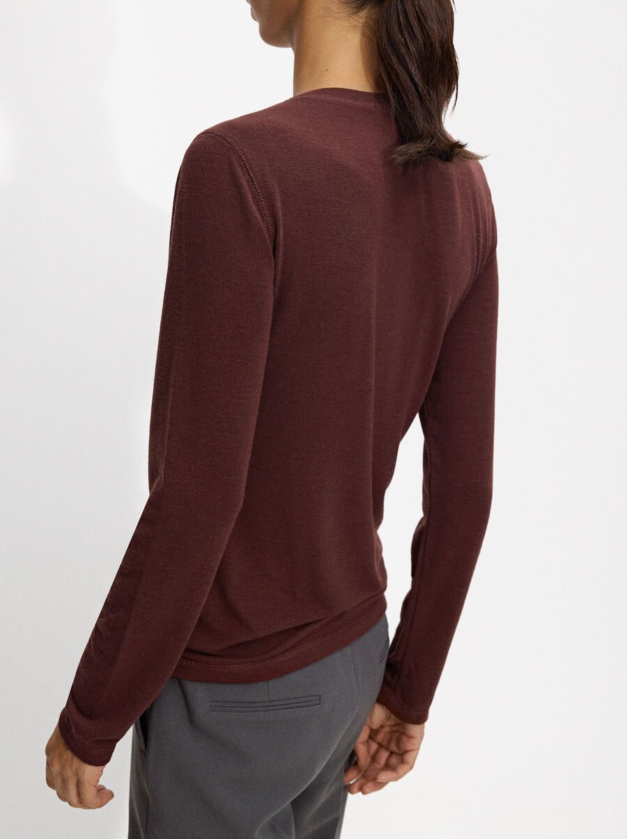 Sweater with long sleeves
