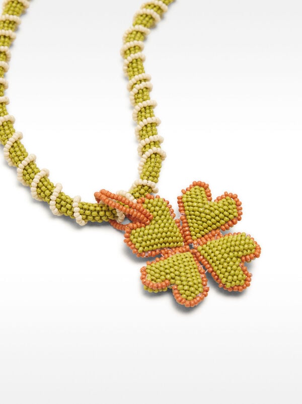 Short beaded necklace with clover