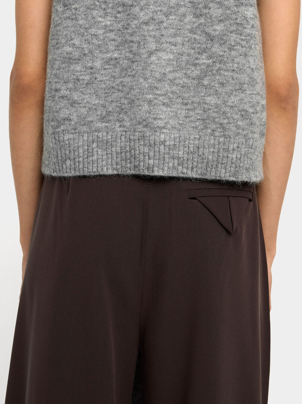 Fluid trousers with pleats