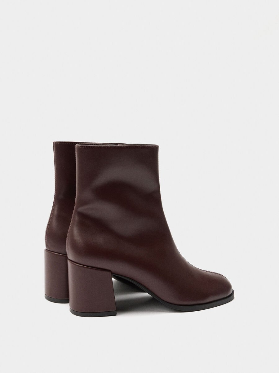 Ankle boots with block heel and topstitching