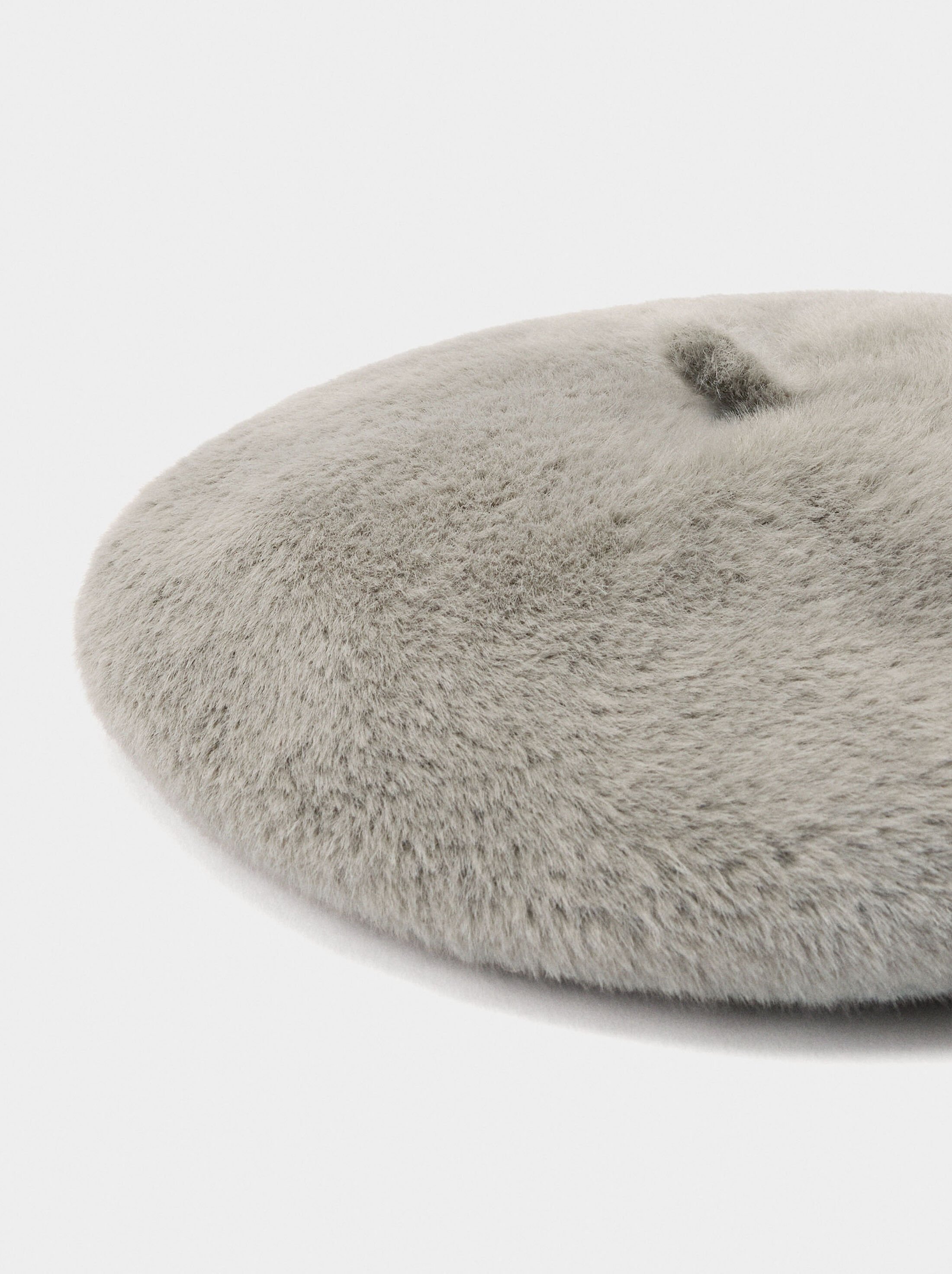 Beret with fur effect image number 1.0