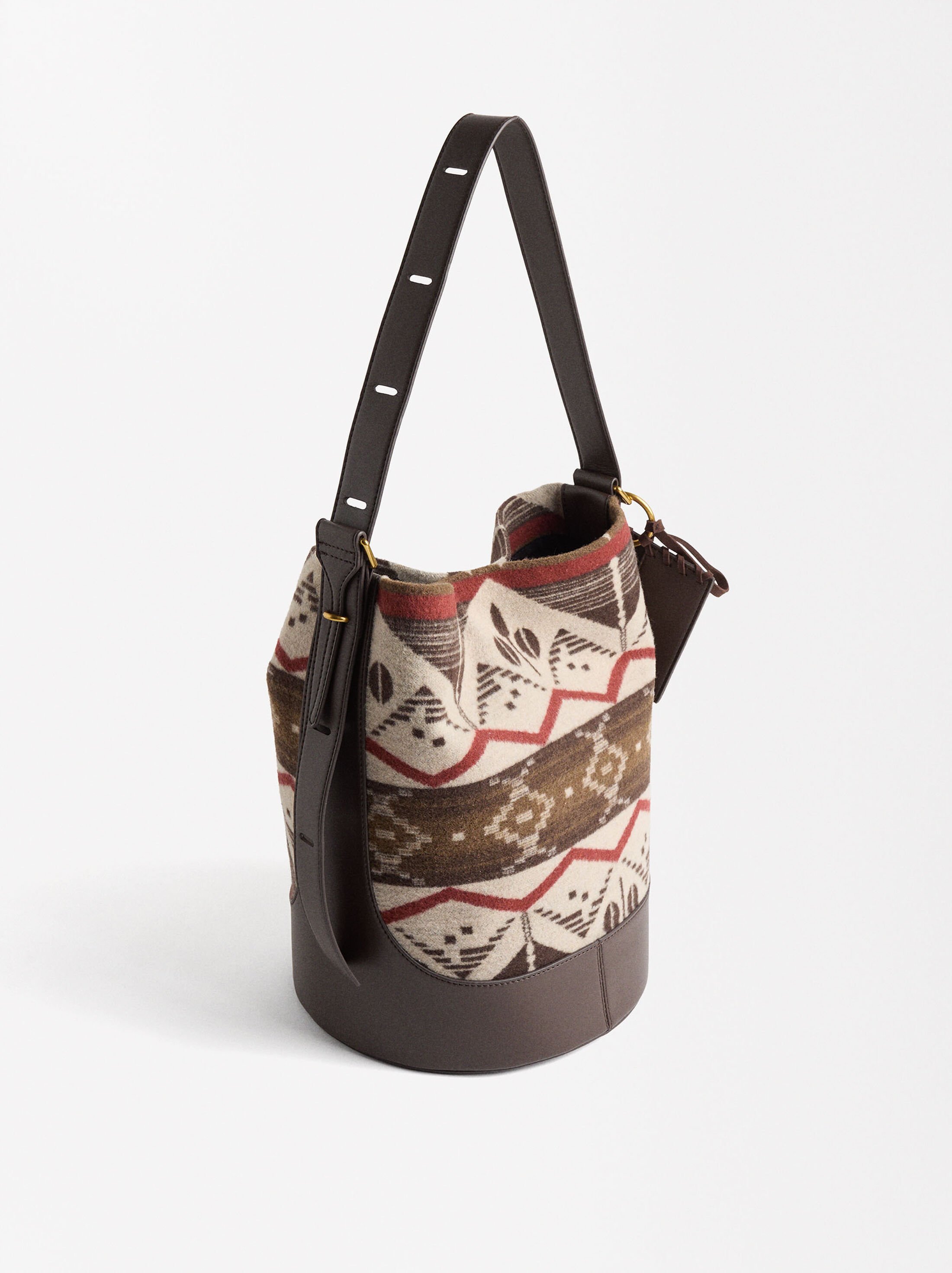 Bolso de hombro con lana y colgante de piel image number 3.0