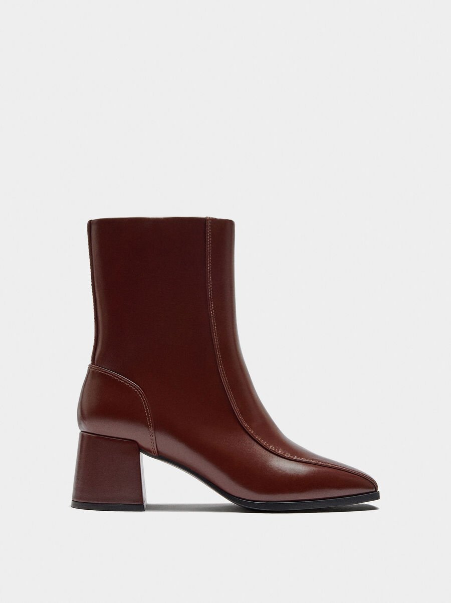 Ankle boots with wide heel