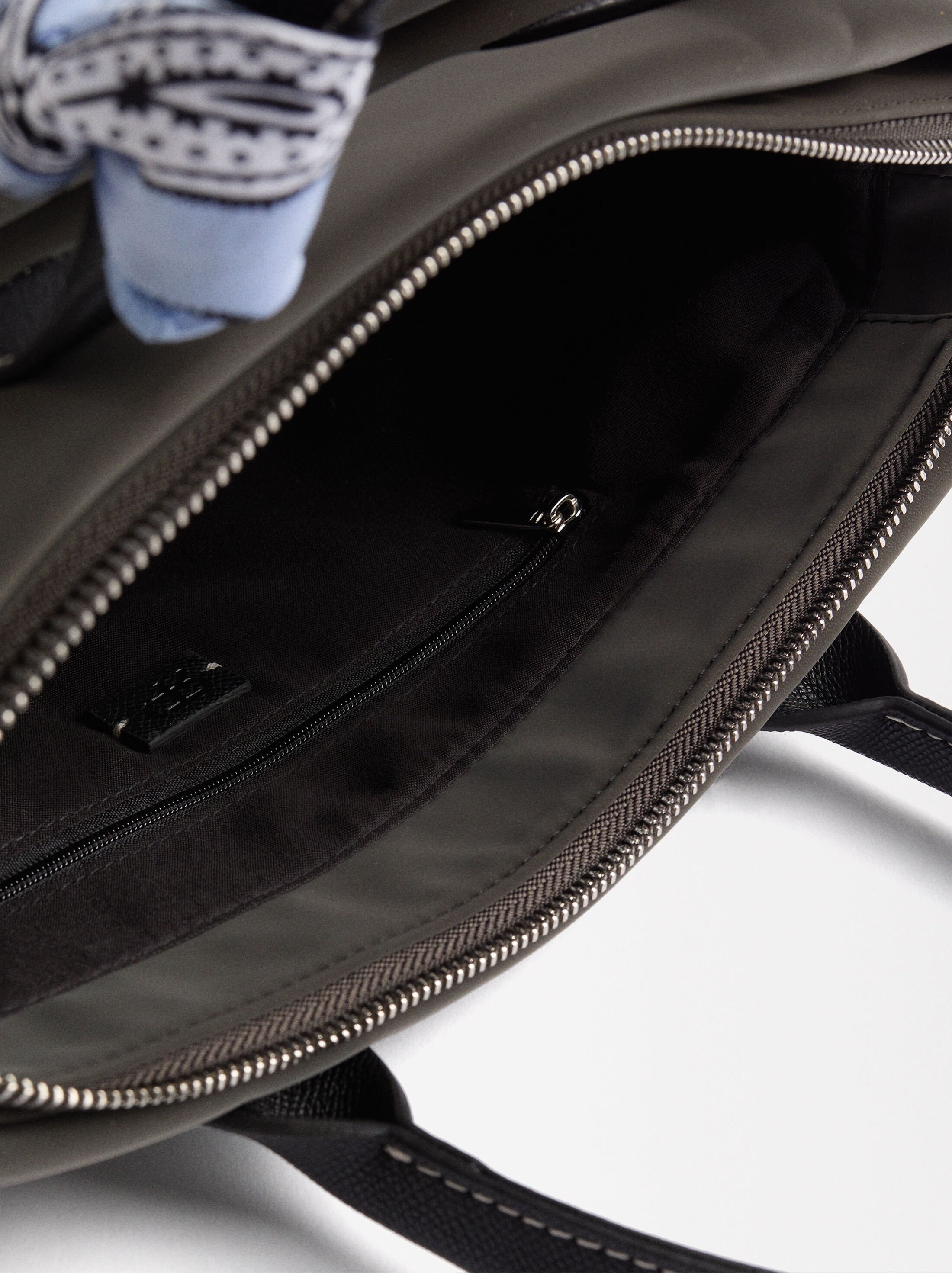 Bolso tote textura suave M image number 3.0