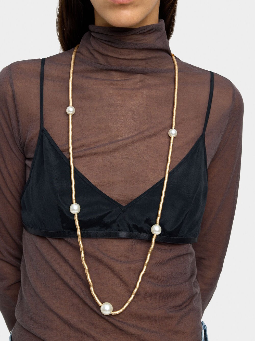 Long necklace with pearls