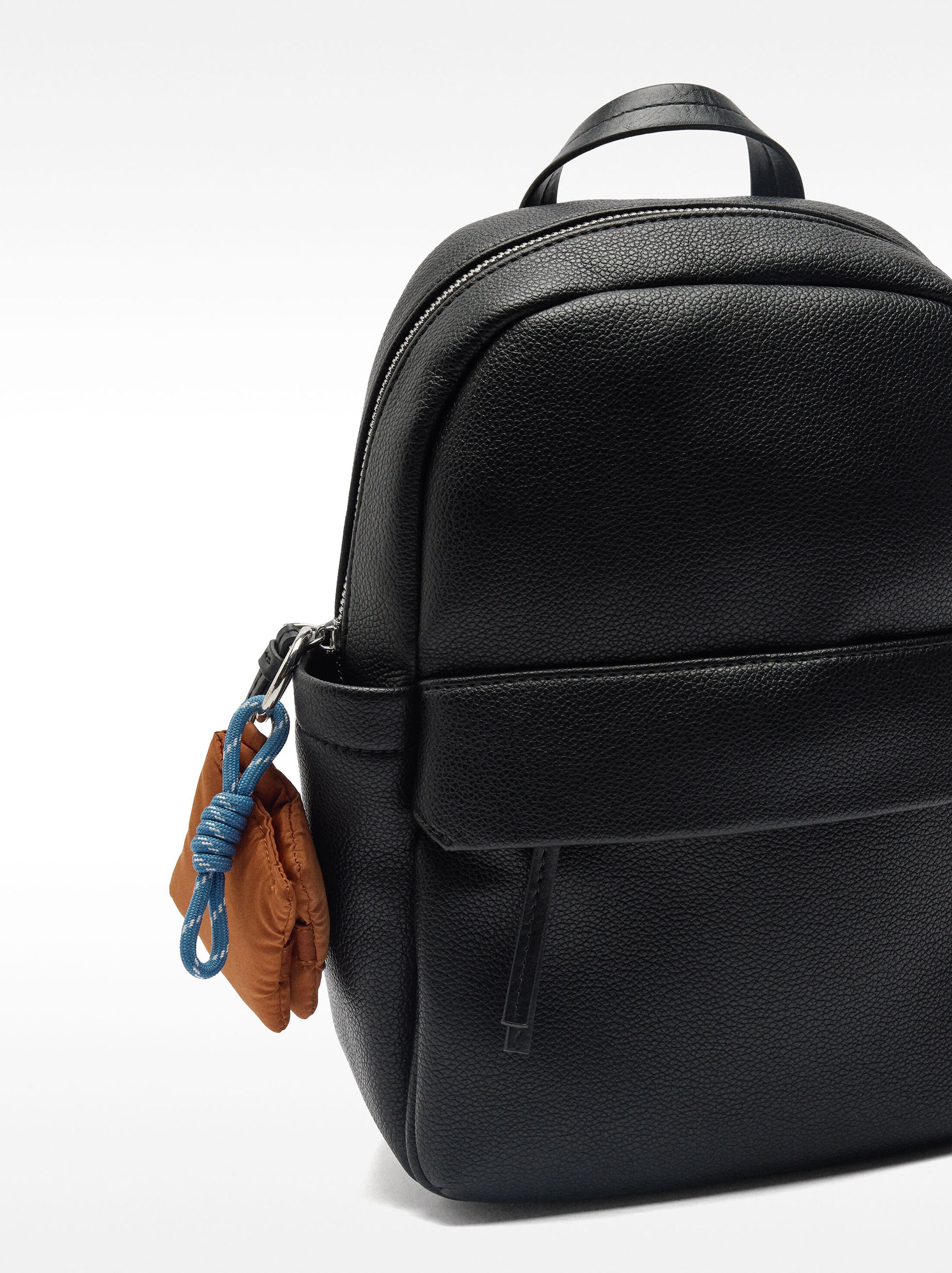 Basic backpack with pendant image number 2.0