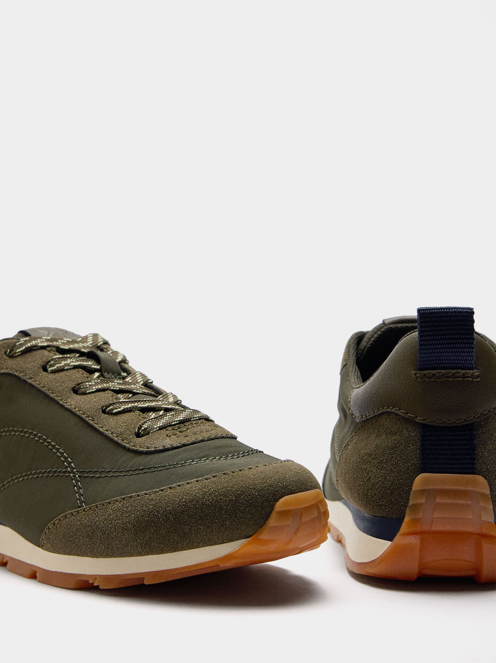 Contrast sneakers image number 4.0