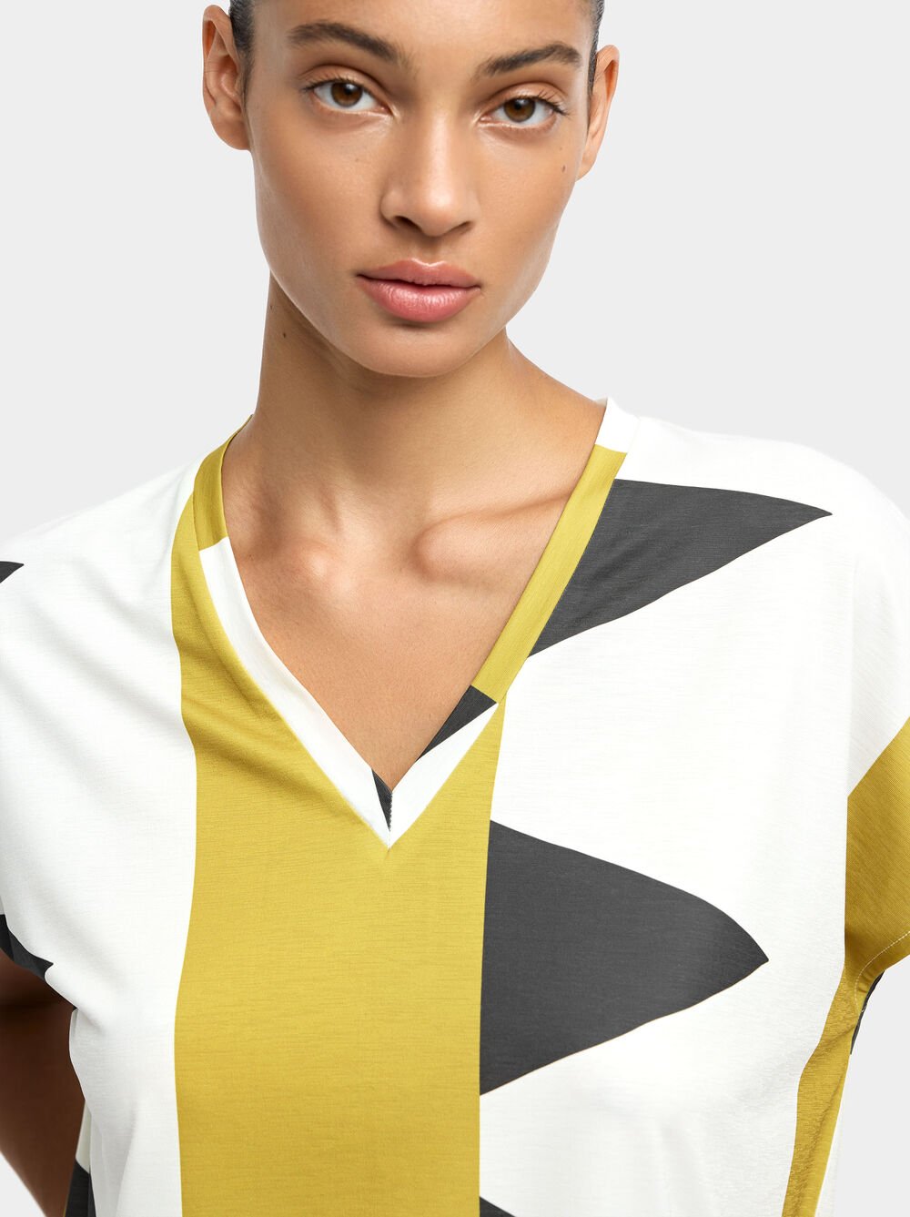 Camiseta estampada con escote en pico