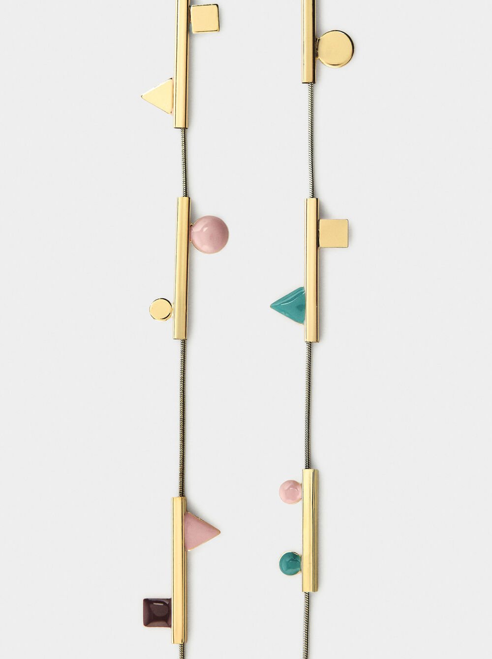 Collier long double avec détails géométriques