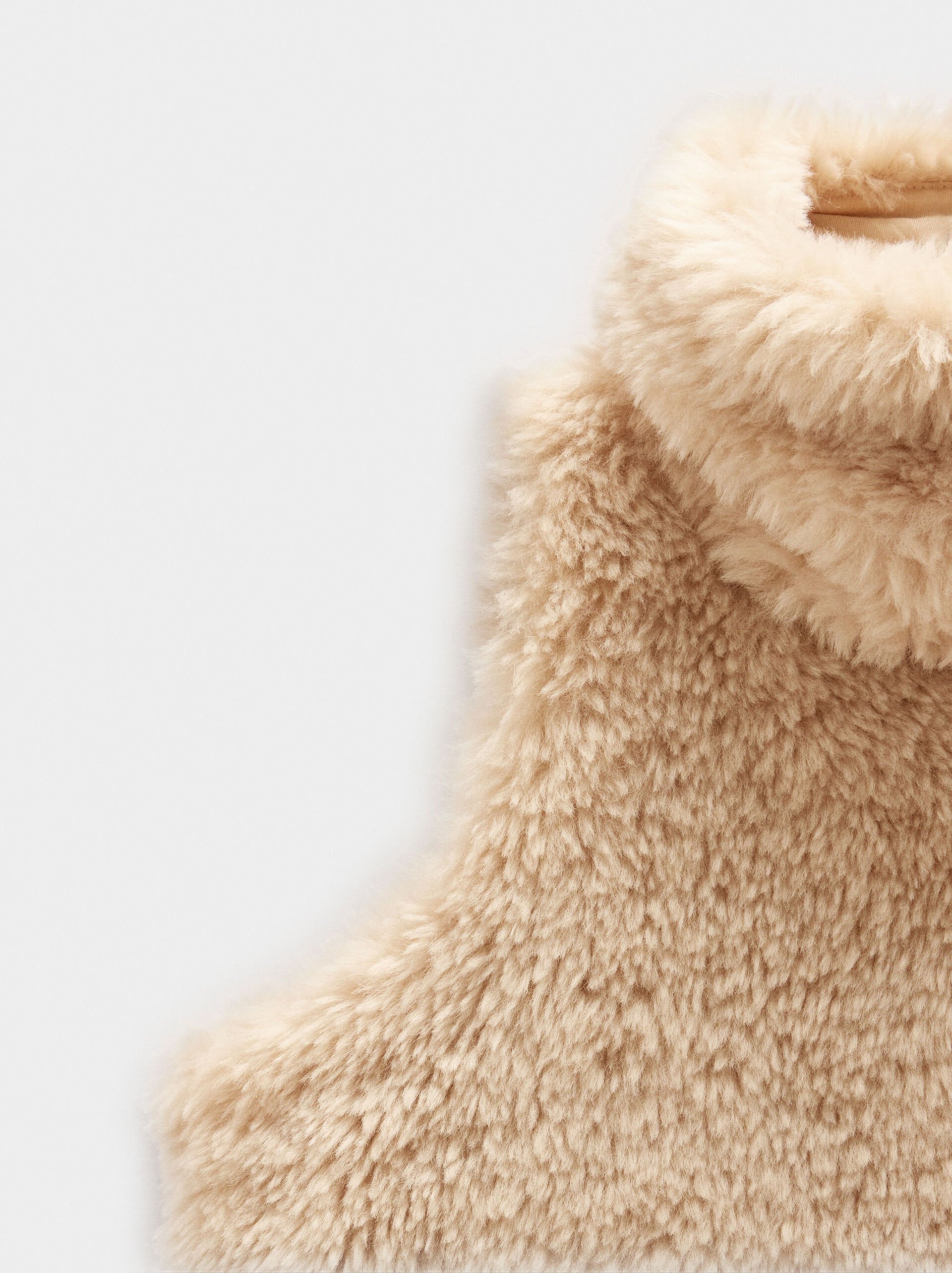 Vest with fur effect image number 5.0